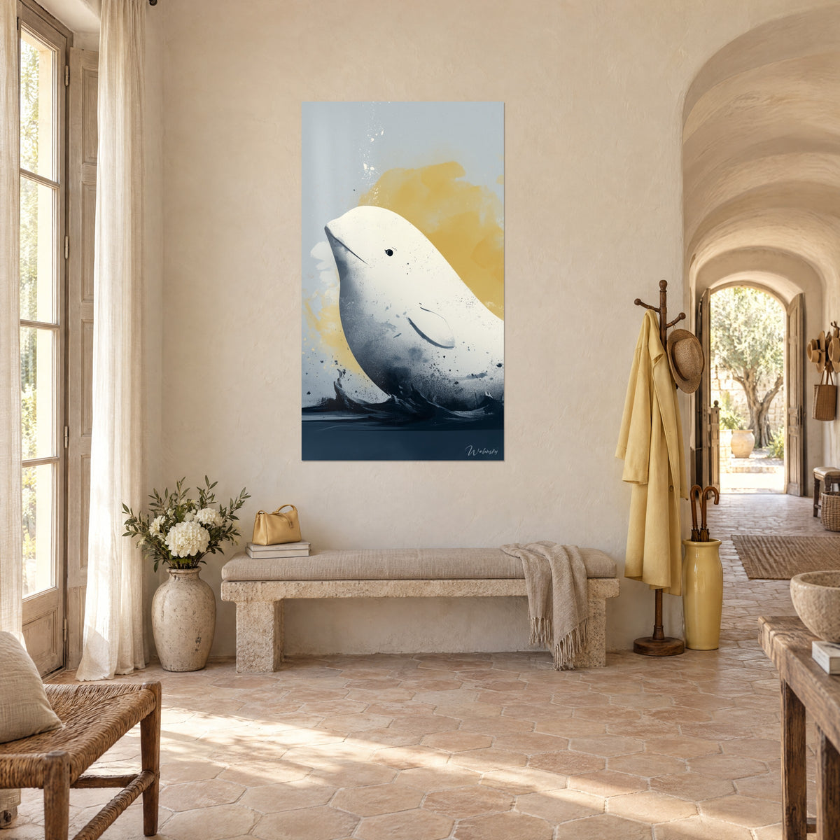 Tableau cétacé crème au sourire discret, œil noir rond, nimbé d'un nuage jaune ocre sur gris perle, mas provençal en vue de trois-quarts