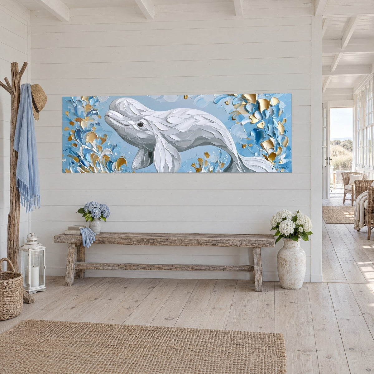 Quadro di una balena bianca madreperlacea che nuota tra spessi petali dorati e blu, appeso di tre quarti su una parete bianca