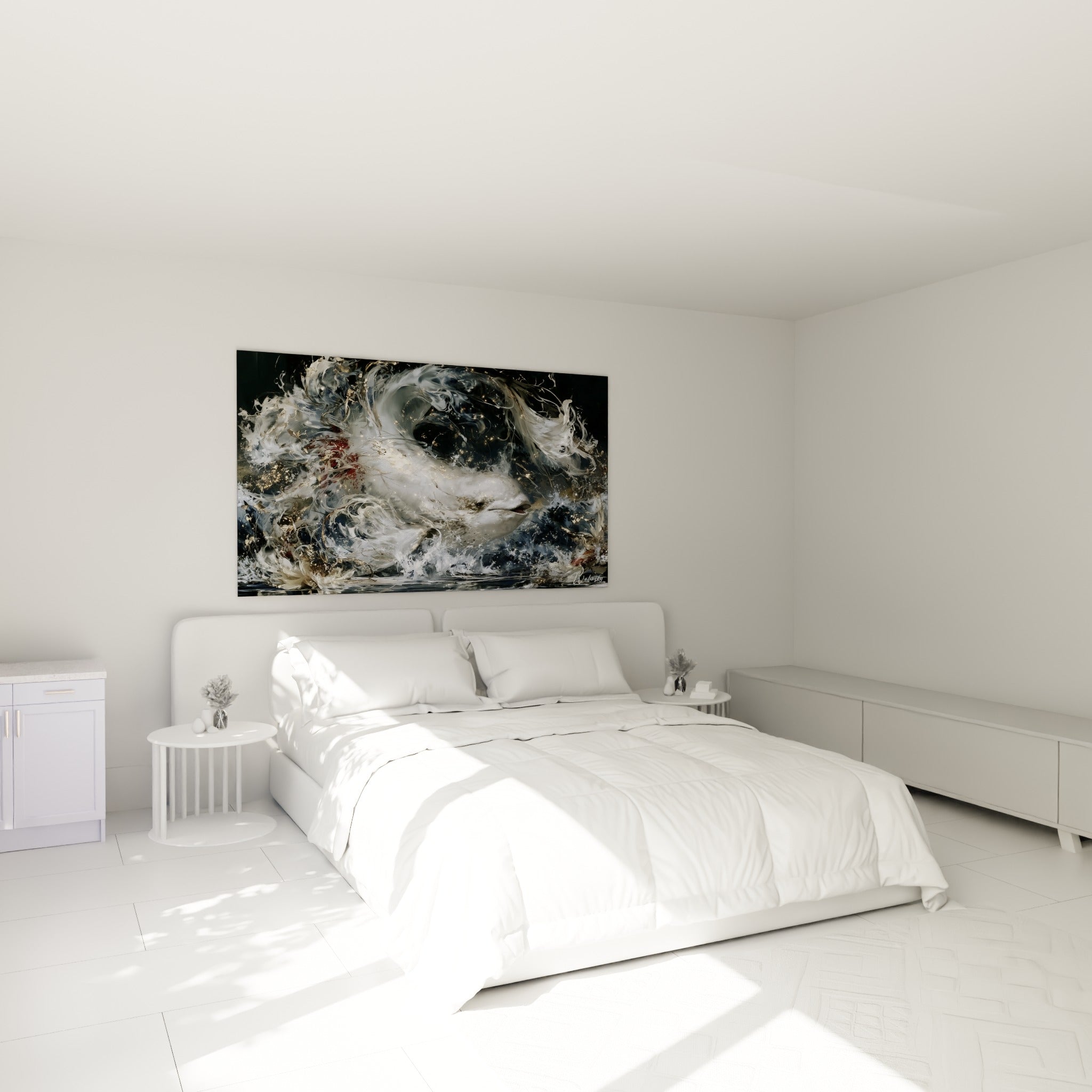 Créature marine blanche et dorée saisie dans les flots, accrochée au-dessus d'un lit dans une chambre claire