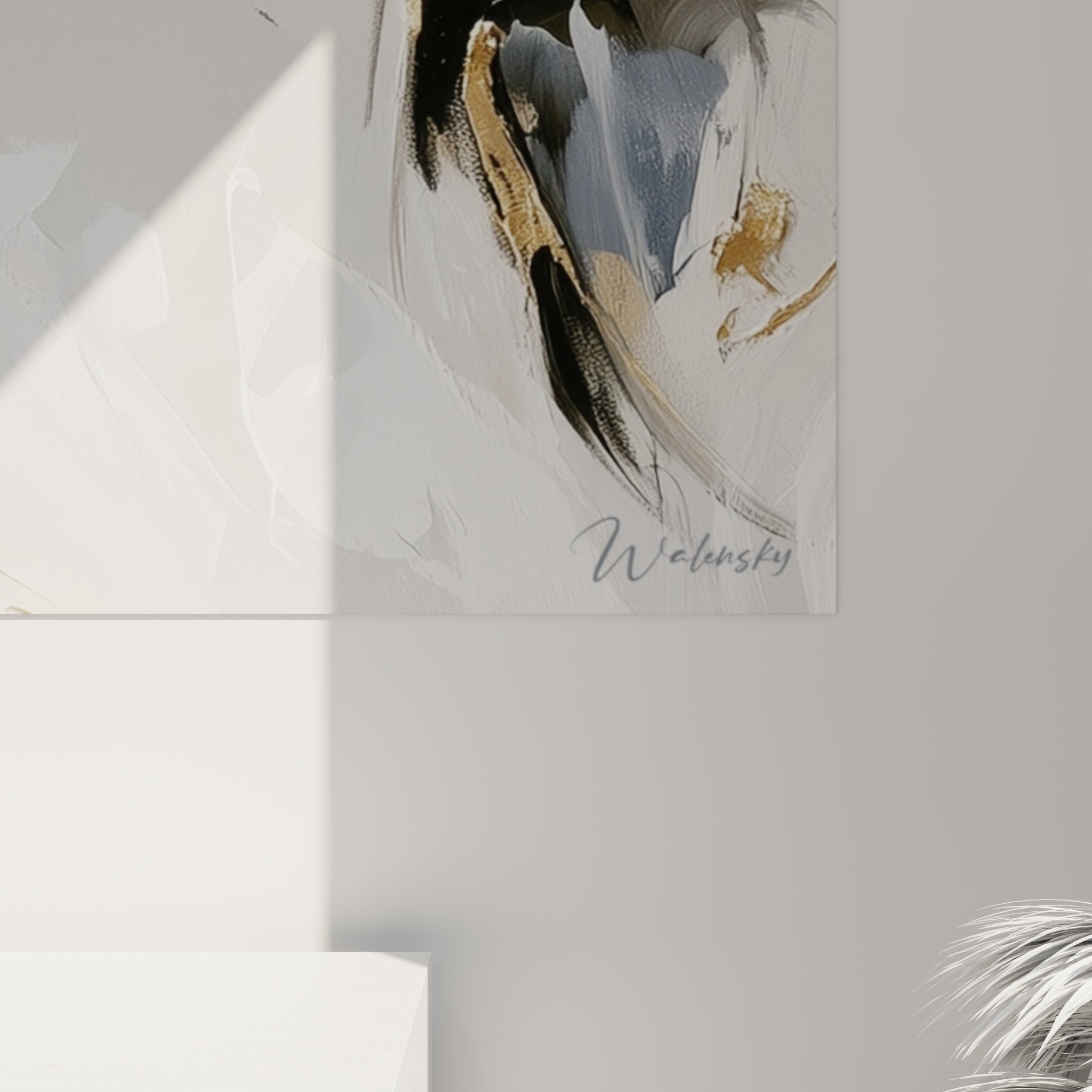 Empâtements épais de blanc et d'or sur le museau du beluga, matière texturée visible de près