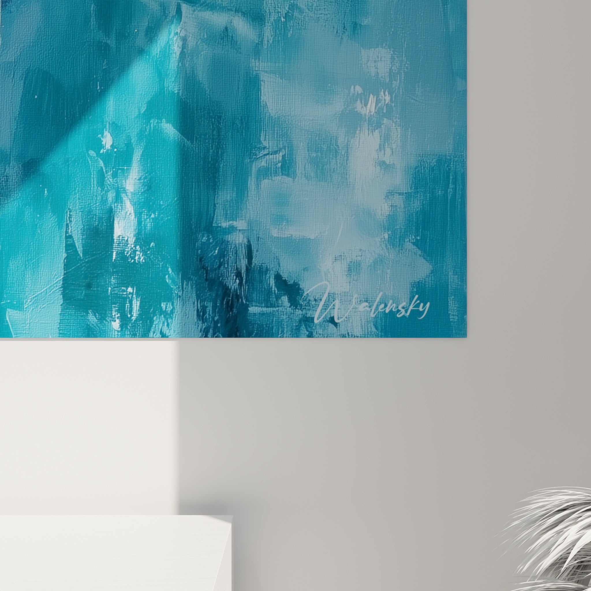 Matière du beluga en gros plan, empâtements blancs et bleu marine se fondant sur la toile texturée