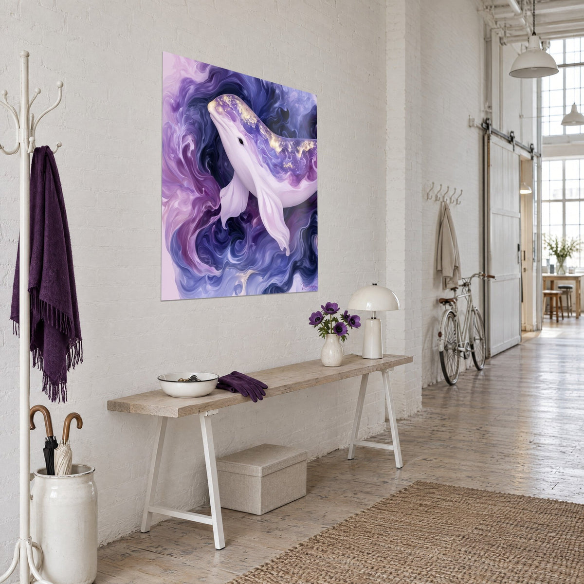 Schilderij witte walvis met goudgespikkelde rug, in mauve en nachtblauwe wervelingen, driekwart zicht tegen witte muur