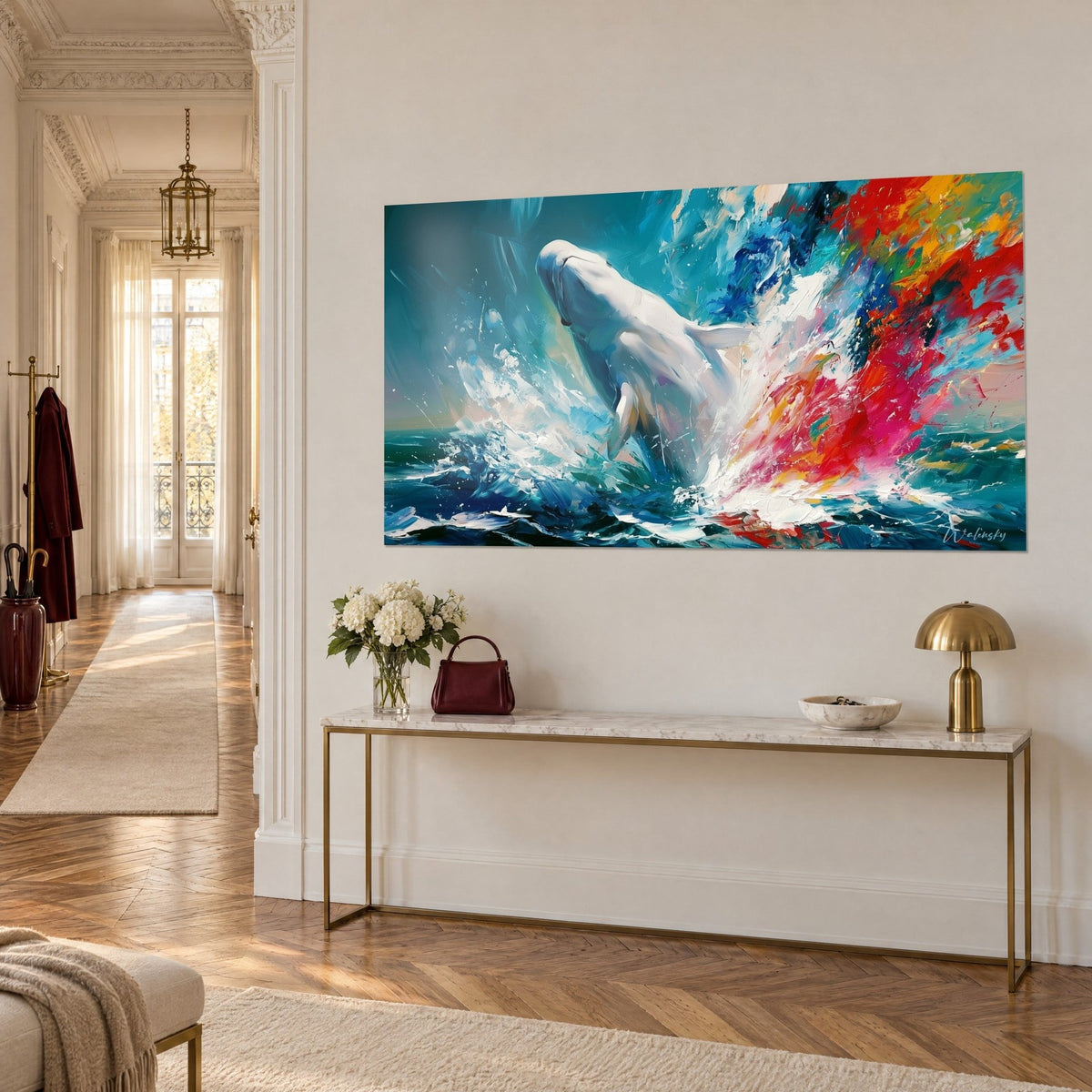Quadro di un cetaceo avorio che sbuca dalle onde blu profondo, spruzzi cremisi e gialli, parete color crema di un ingresso in stile haussmanniano
