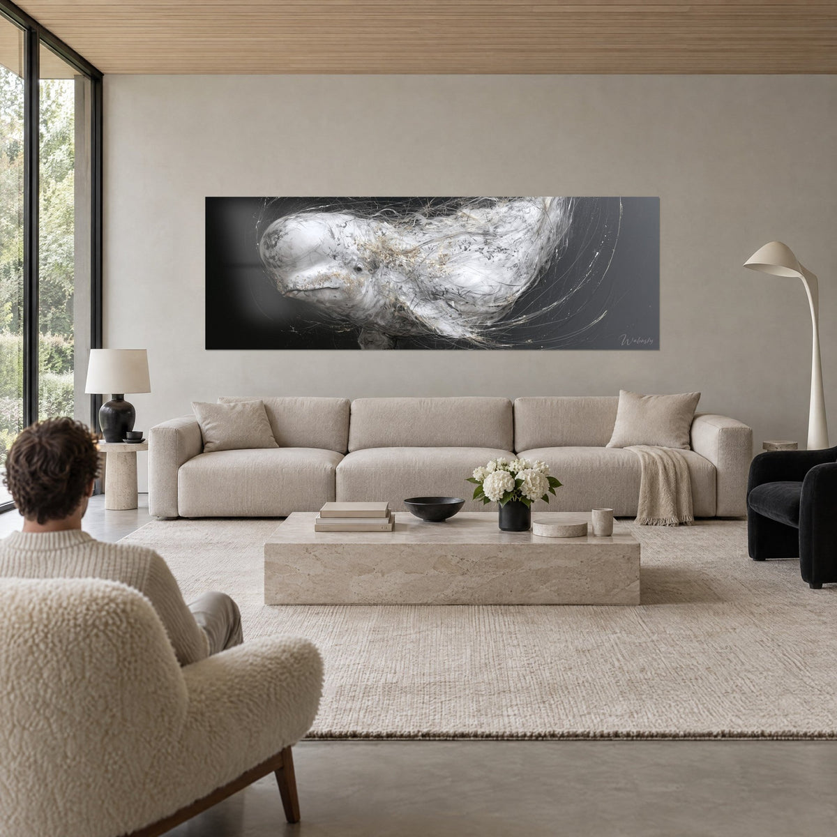 Quadro cetaceo bianco con filamenti grigi aggrovigliati, sfondo antracite, sopra un divano in un soggiorno luminoso