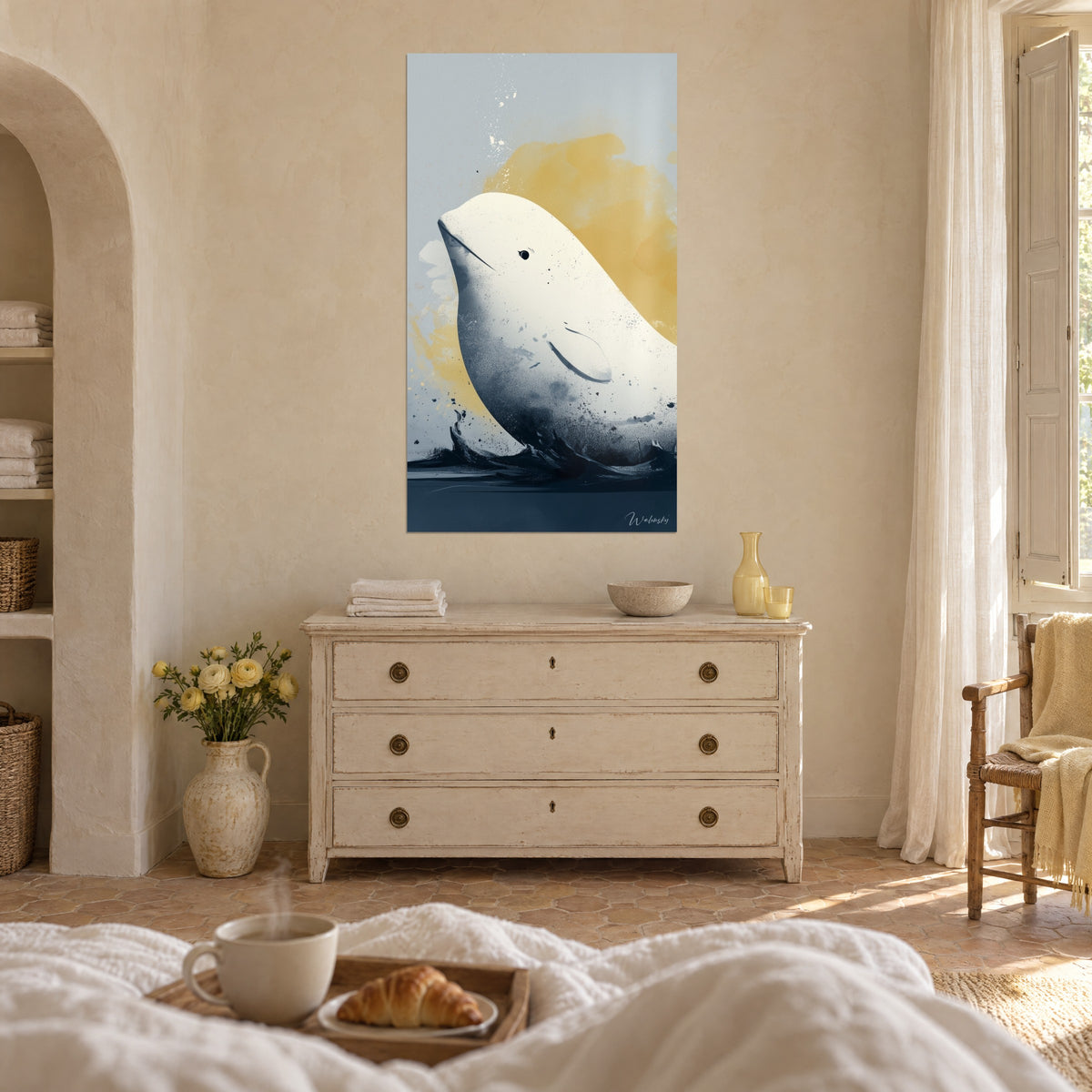 Tableau mammifère marin ivoire tacheté de grains gris et d'un soleil ocre flou sur fond bleu marine, au-dessus d'un lit dans une chambre claire