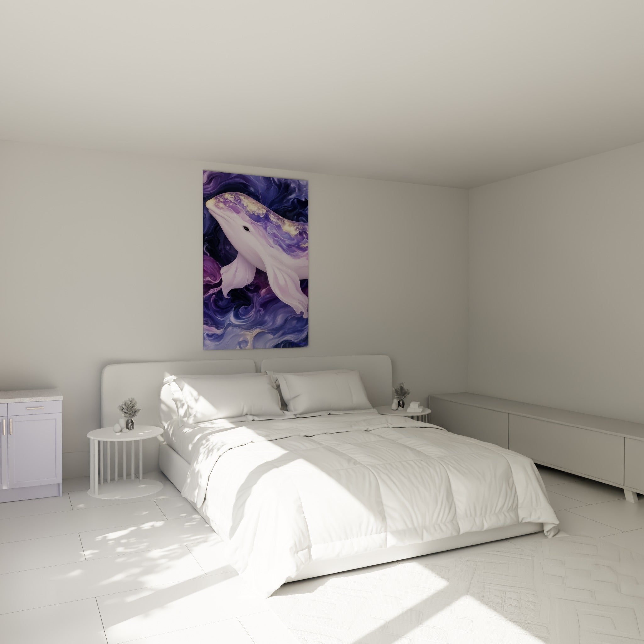 Créature marine violette et dorée nageant, tableau accroché au-dessus d'un lit dans une chambre claire