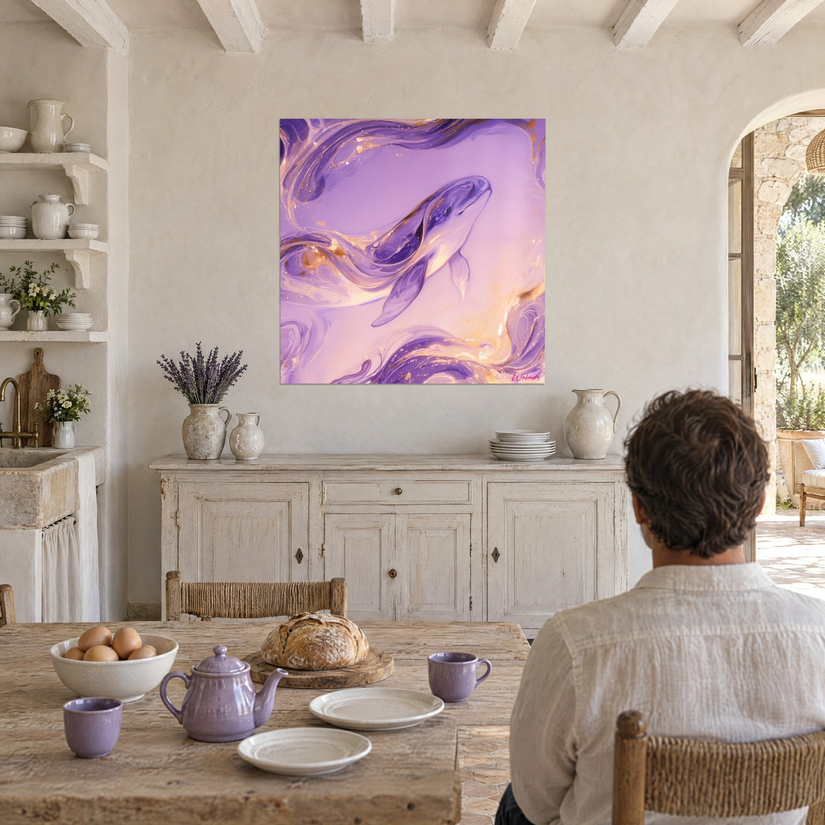 Tableau dauphin blanc nacré dans un marbrage améthyste et or, homme de dos attablé devant un buffet blanc, mas provençal