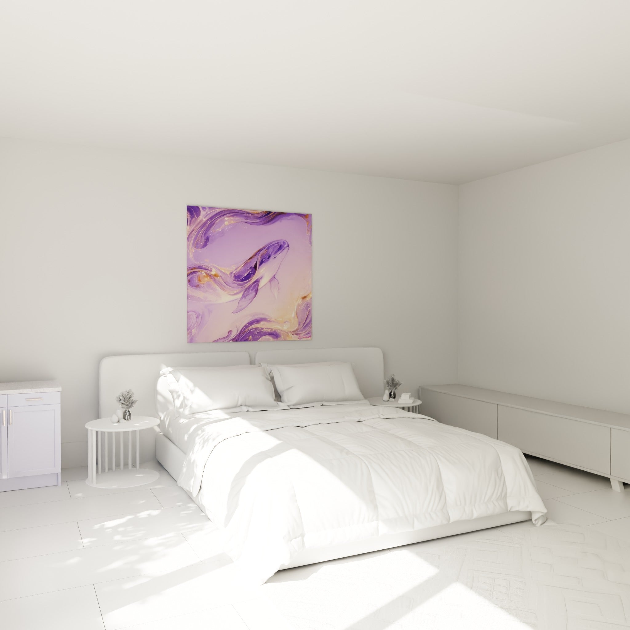 Silhouette marine violette et blanche nacrée aux reflets dorés, au-dessus d'un lit dans une chambre claire