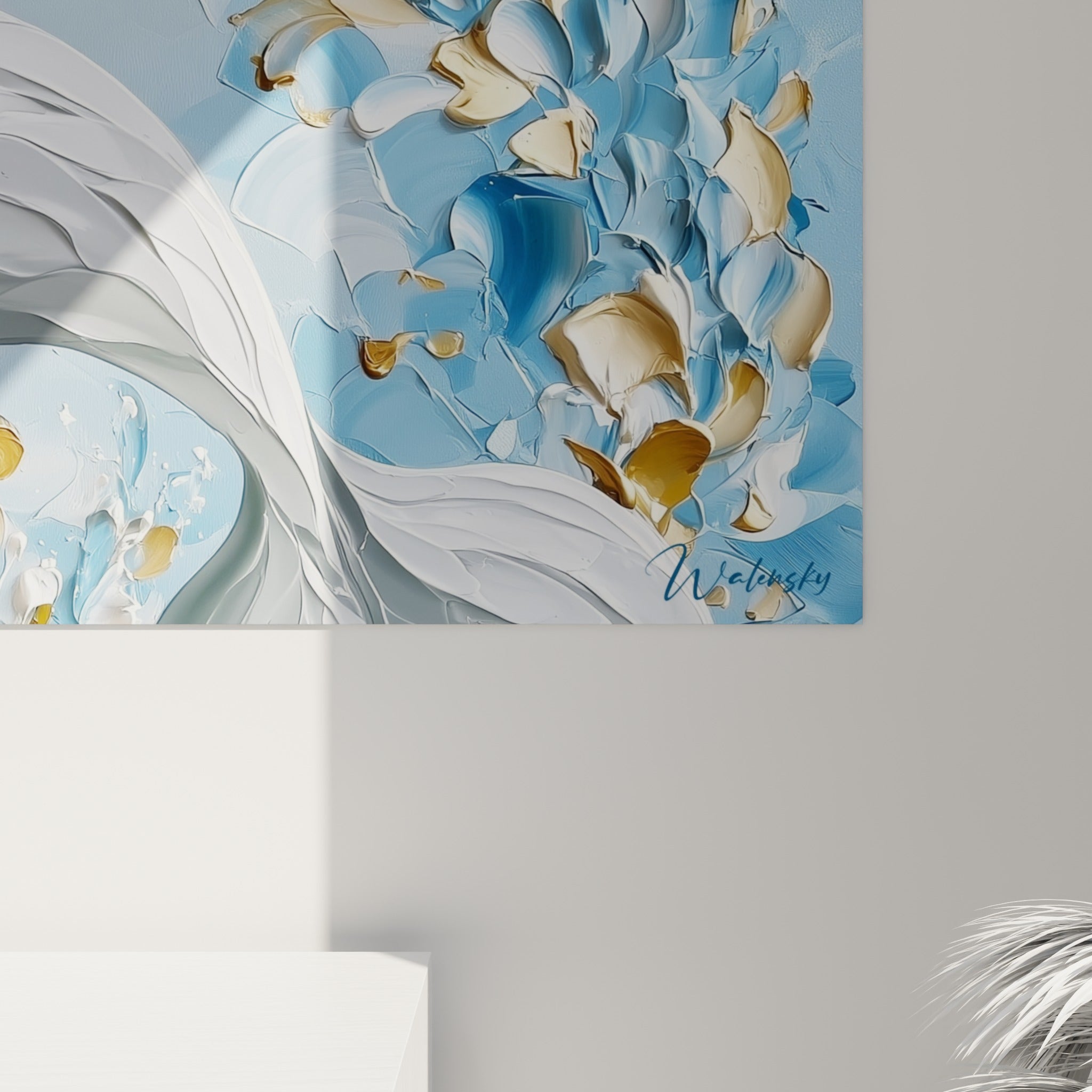 Empâtements blancs et gris du beluga se mêlant aux touches dorées et bleu pastel en gros relief