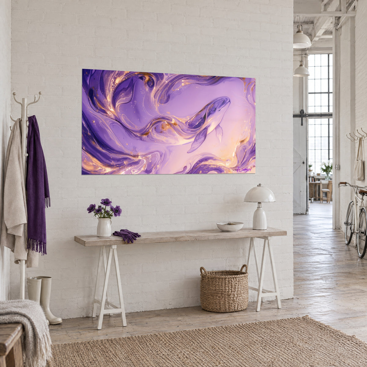 Tableau baleine beluga en spirales violettes et dorées, éclaboussures nacrées, vue de trois-quarts dans un loft d'artiste
