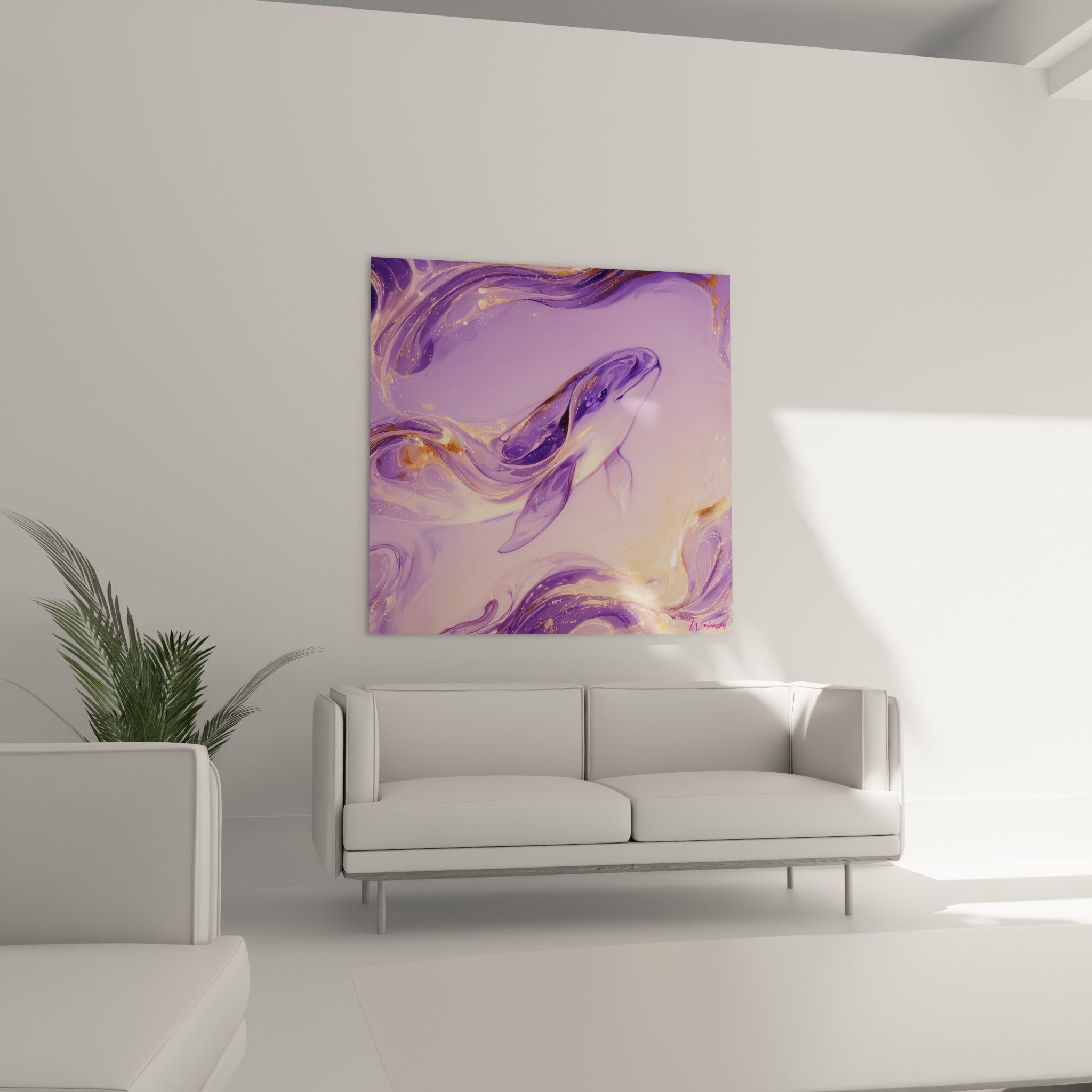 Créature marine mauve et or aux volutes fluides, au-dessus d'un canapé dans un salon lumineux