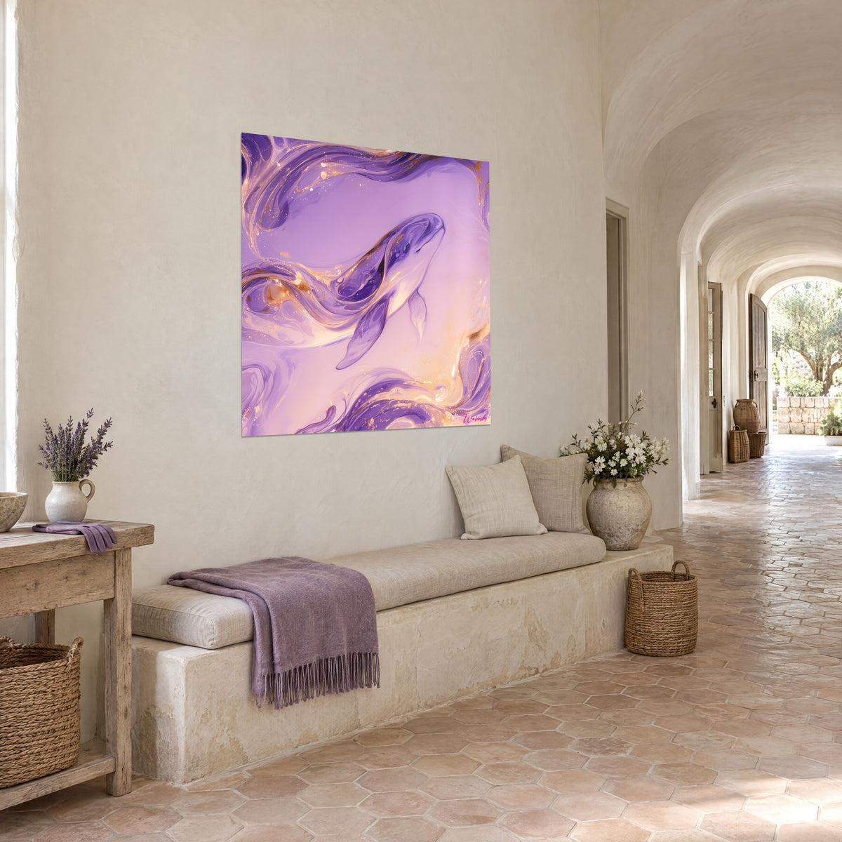 Tableau cétacé violet aux paillettes dorées sur fond mauve, en vue de trois quarts, au-dessus d'une banquette de pierre claire
