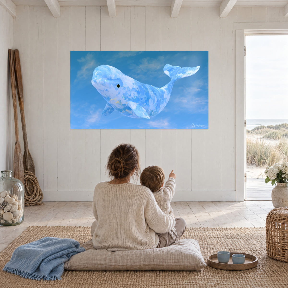 Tableau géant marin en vol parmi les cirrus, bleu turquin et blanc nacré, regardé par une mère et son enfant assis sur un coussin, maison de bord de mer