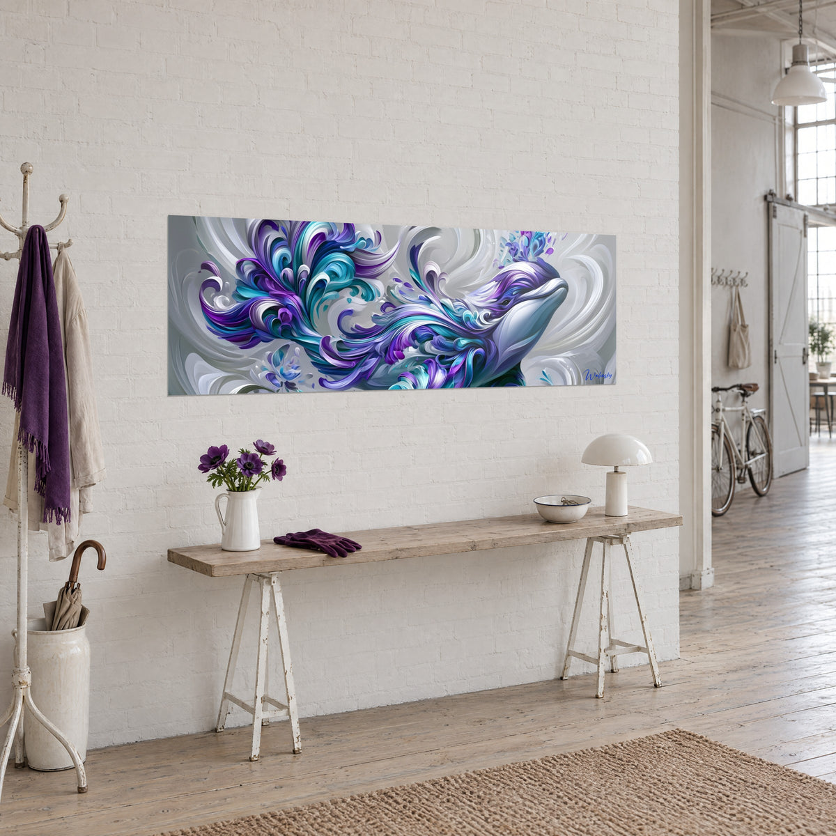 Quadro di un cetaceo bianco con piume cesellate indaco e blu ghiacciaio, appeso a un muro di mattoni accanto a una consolle in legno
