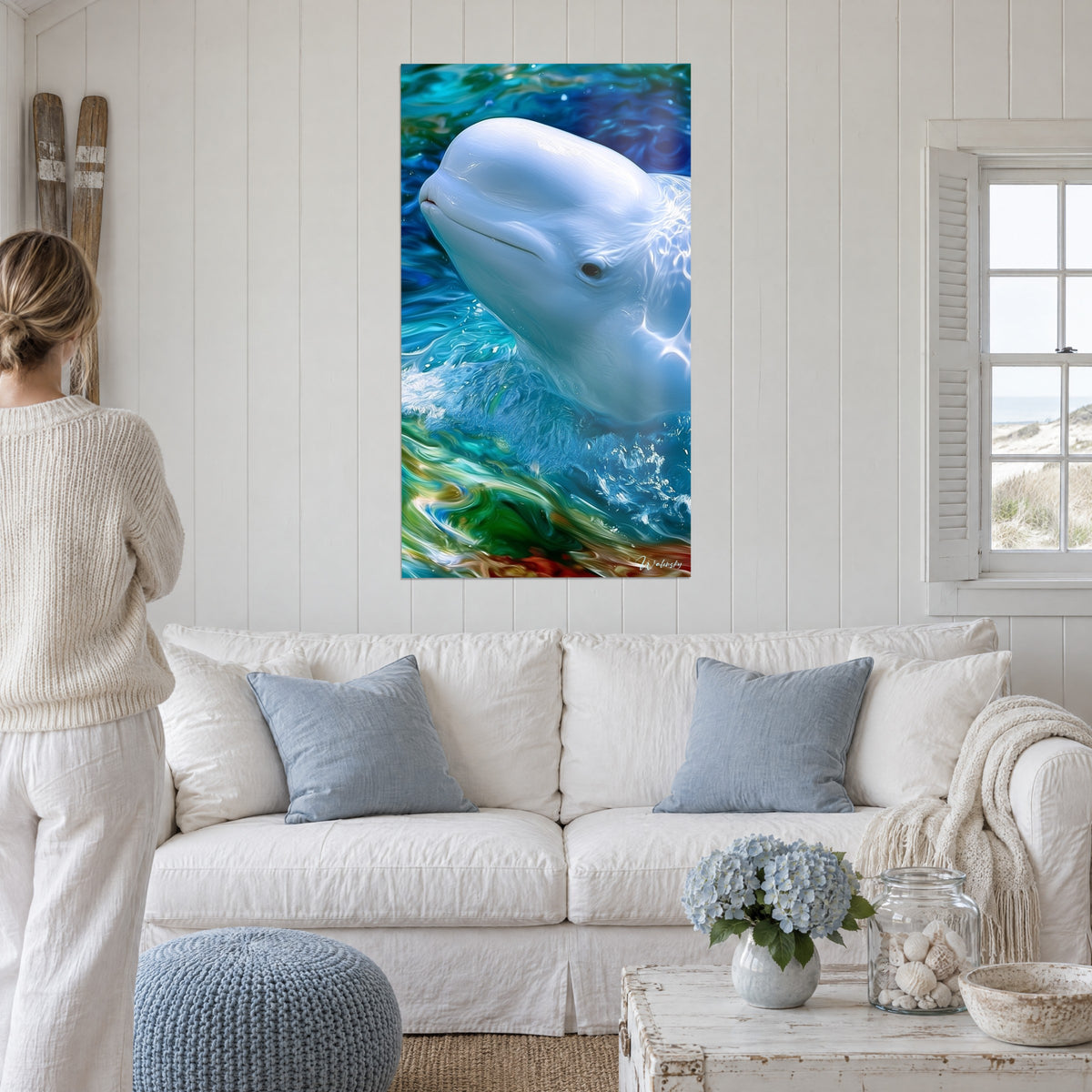 Tableau béluga blanc nacré émergeant de l'eau turquoise et bleu marine, reflets sur la peau, au-dessus d'un canapé dans un salon lumineux