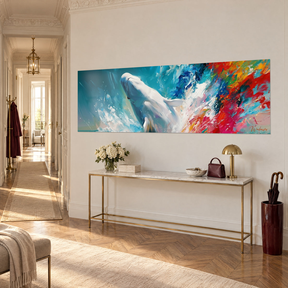 Tableau cétacé ivoire bondissant hors des vagues, éclats carmin et bleu cobalt à droite, accroché au-dessus d'une console dorée