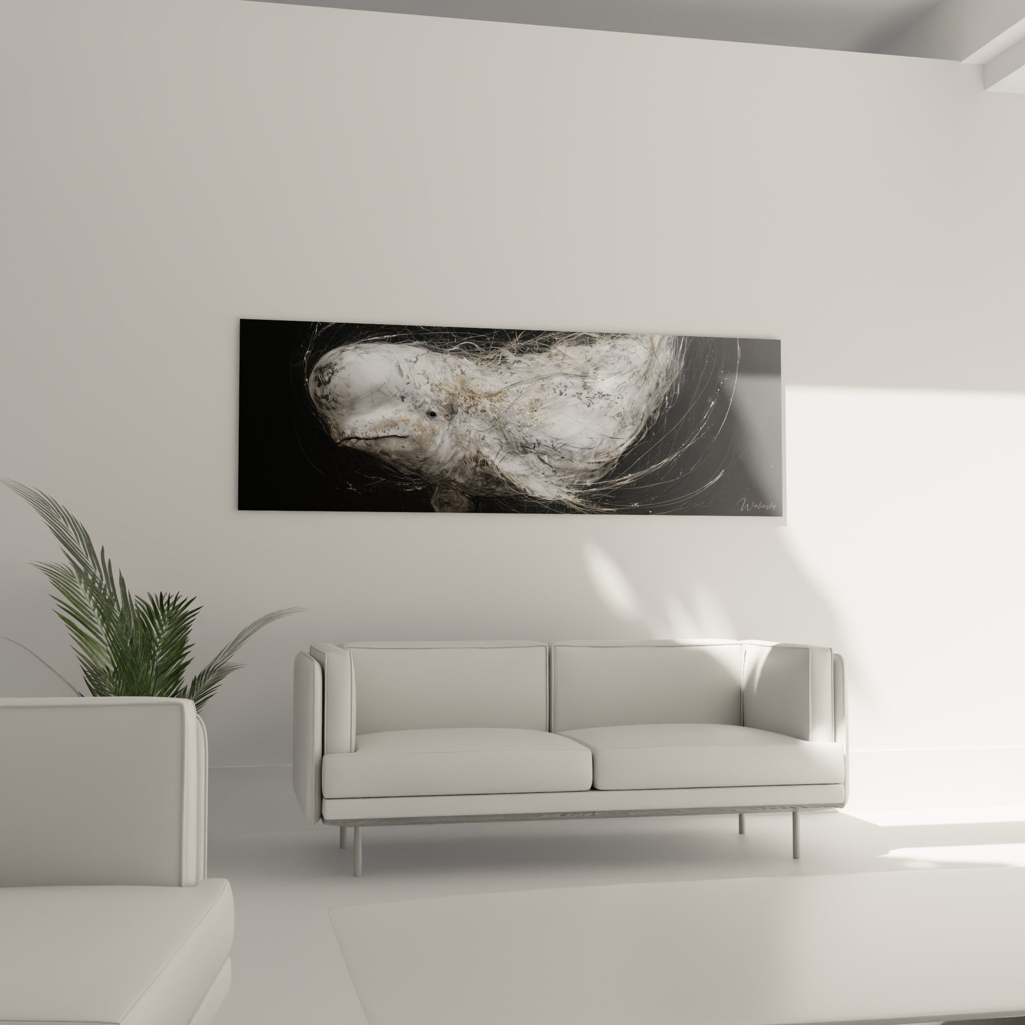 Créature marine blanche traversée de fils anthracite et beiges, au-dessus d'un canapé dans un salon lumineux