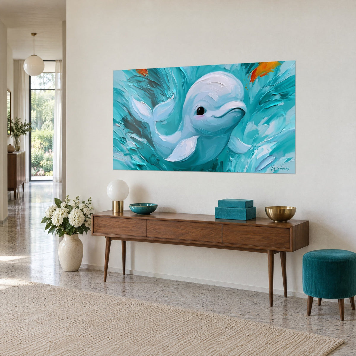 Quadro di un cetaceo azzurrato dall'occhio nero lucente, pennellate a spatola turchese e piume arancio vivace, parete beige, console in legno