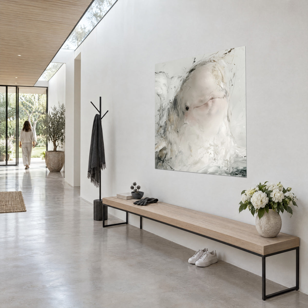 Schilderij witte walvis met donkere blik, houtskoolgrijze lijnen en gouden accenten, lichte muur van een gang in driekwart zicht