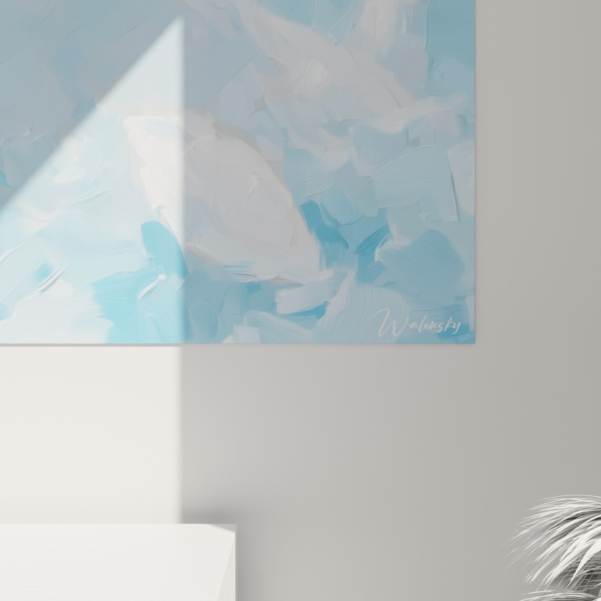Empâtements blancs et bleu pastel se mêlant en relief, coulures visibles autour de l'œil sombre du beluga