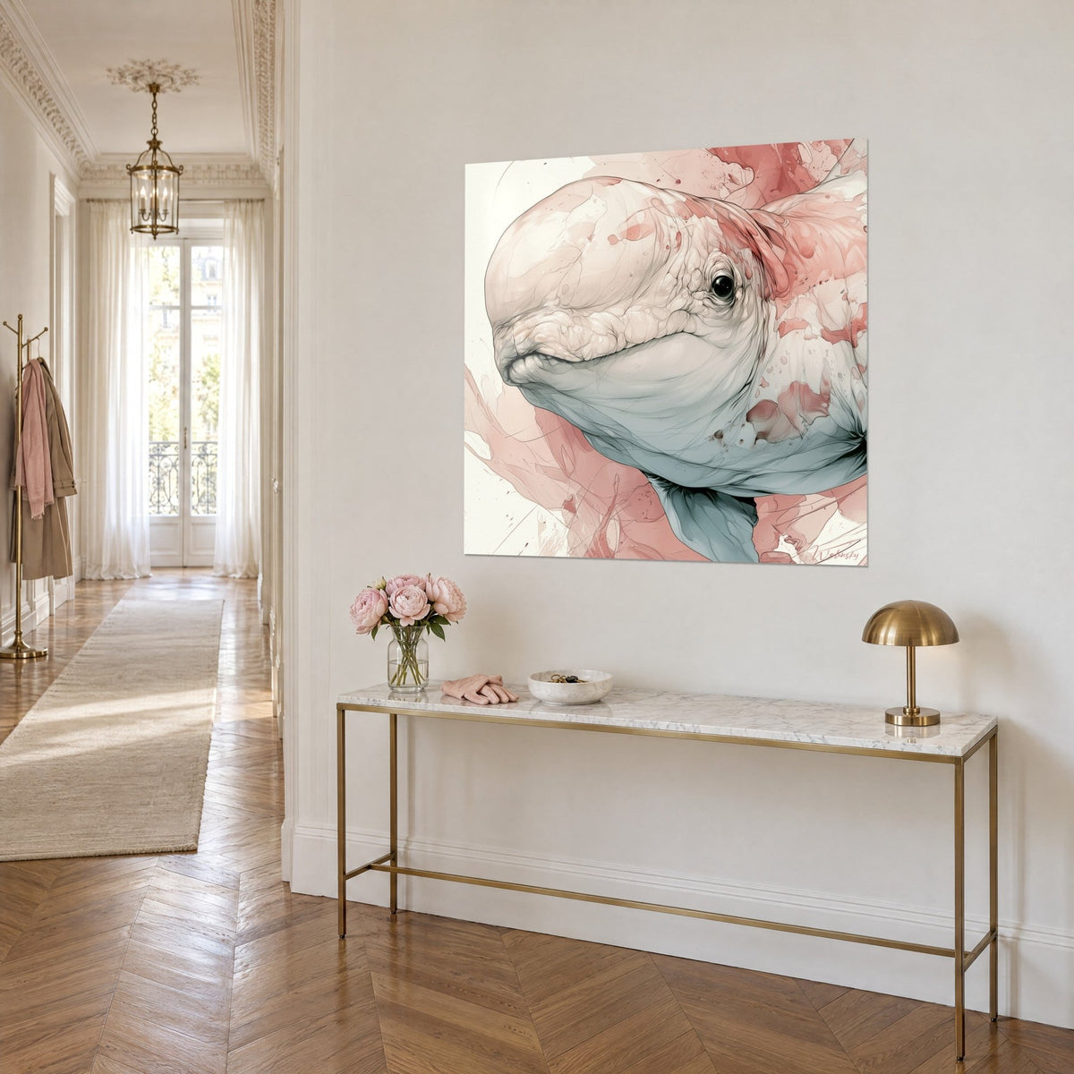 Quadro cetaceo bianco crema dalla fronte tonda, macchie rosa e pinna grigio-azzurra, su una parete haussmanniana, vista di tre quarti