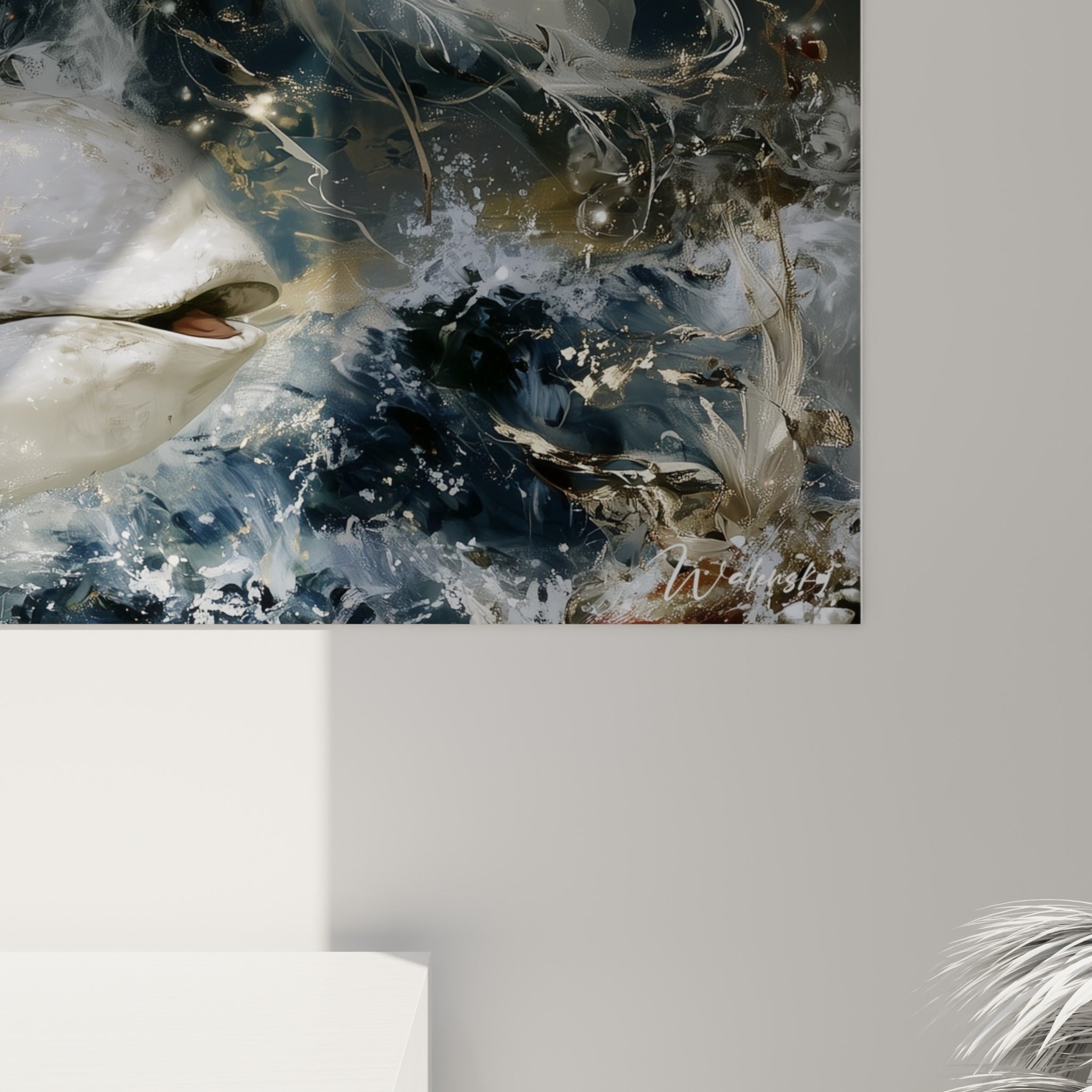 Empâtements blancs et coulures dorées se mêlant au bleu marine profond sur la toile accrochée