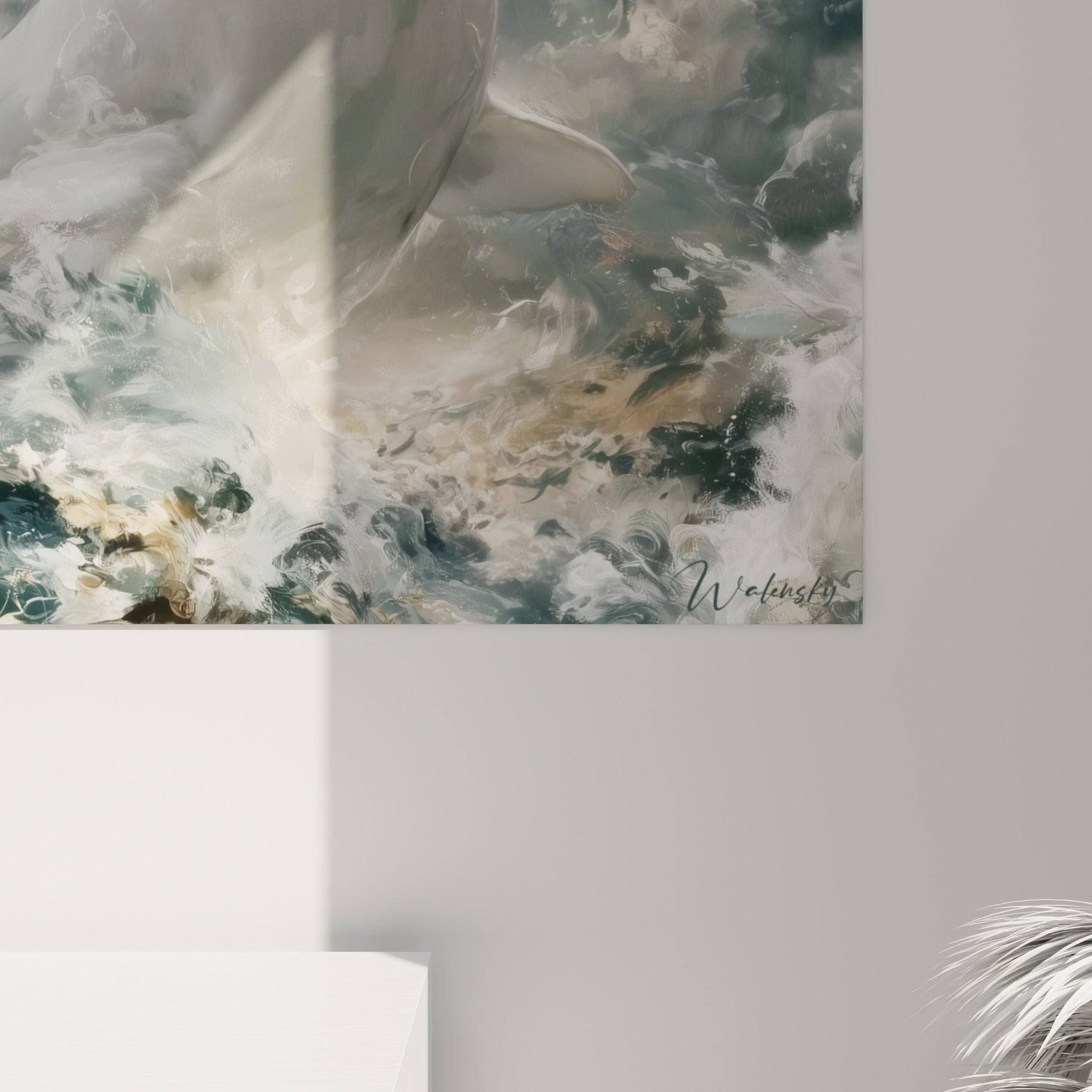 Empâtements blancs et reflets dorés se mêlant aux nuances bleu marine dans la matière de la toile Beluga.