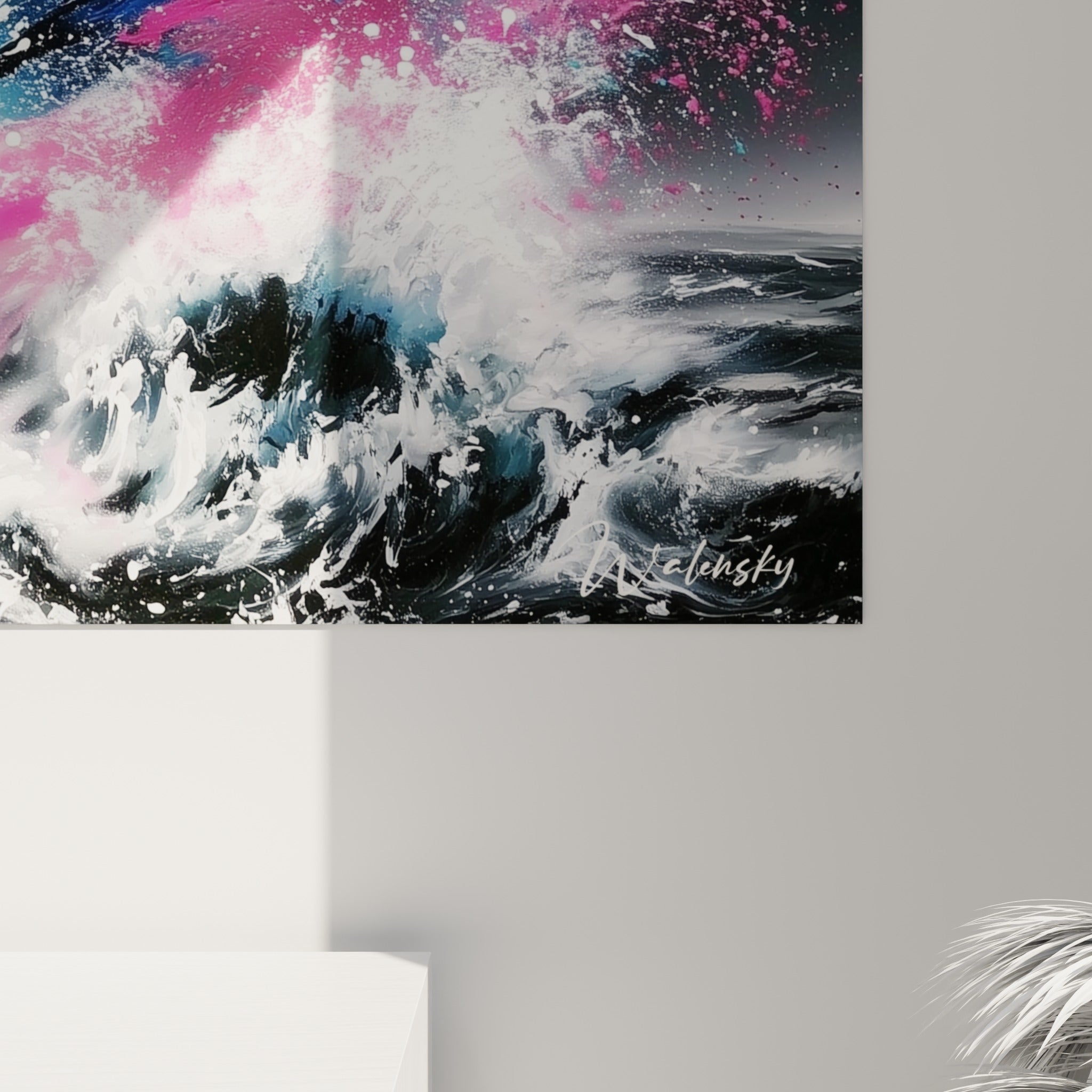 Empâtements blancs et coulures de rose, jaune et bleu turquoise se mêlent en gros plan sur la toile accrochée
