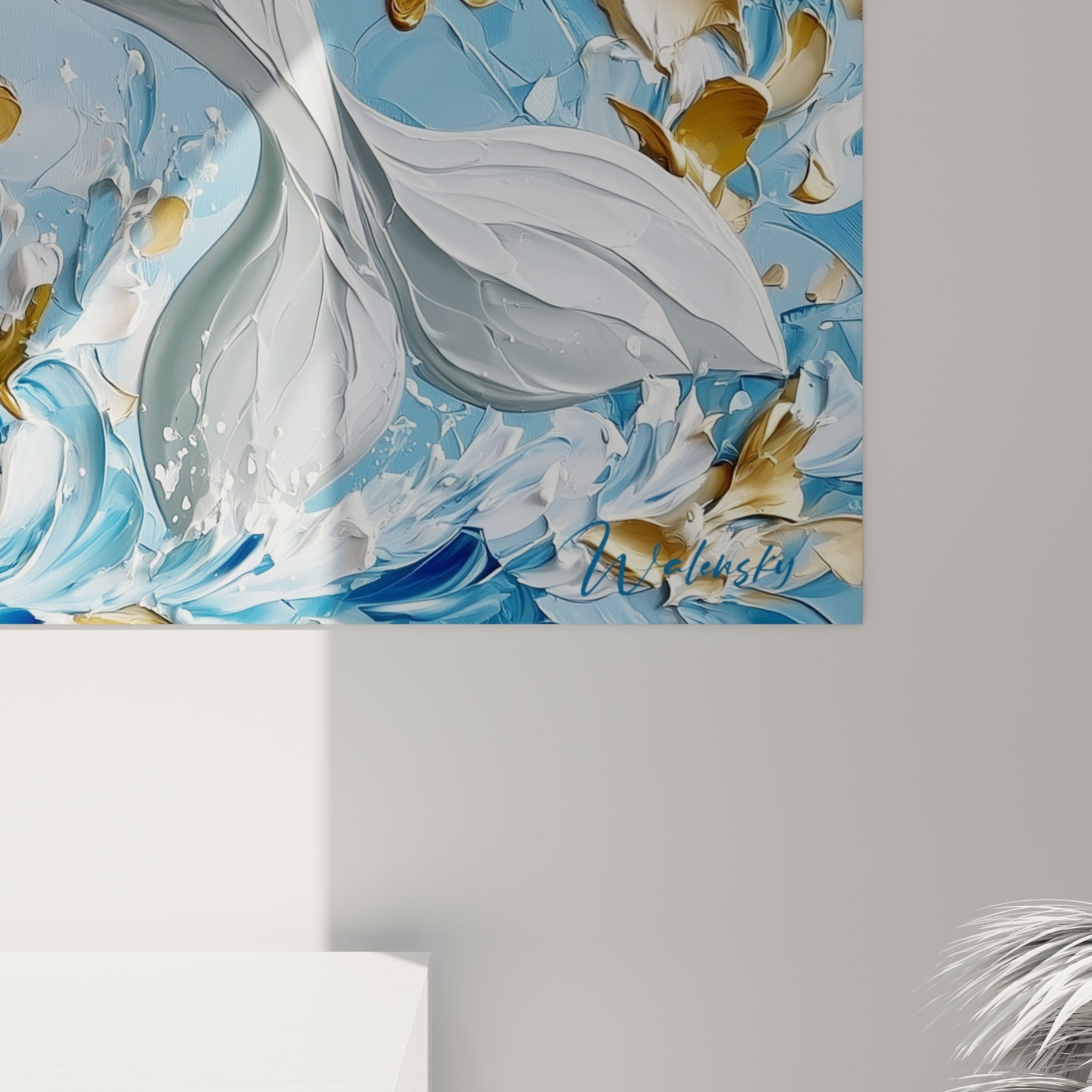 Relief empâté du béluga blanc révélant textures dorées et coulures bleu marine en gros plan sur la toile