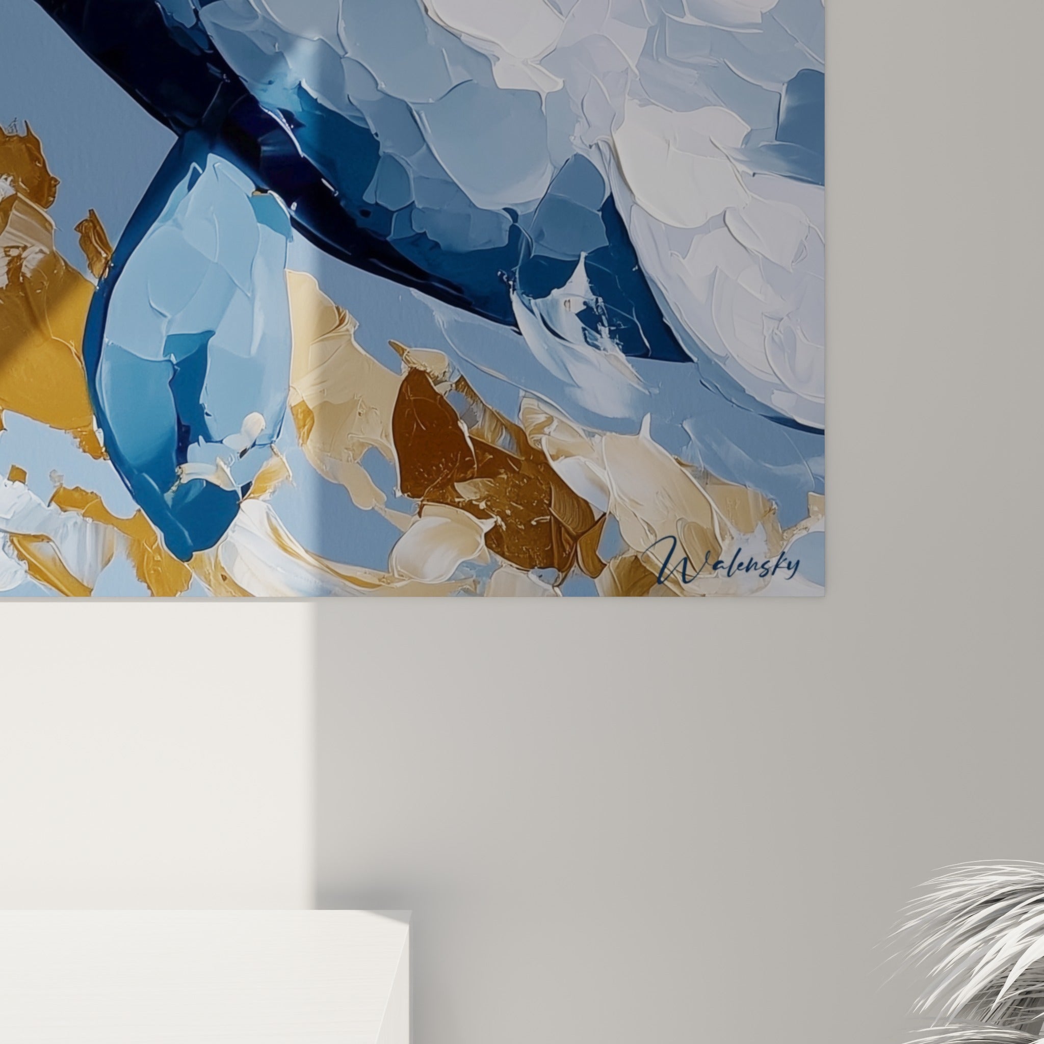 Empâtements épais bleu marine et doré au coin de la toile, coulures d'écume blanche et grain de la matière