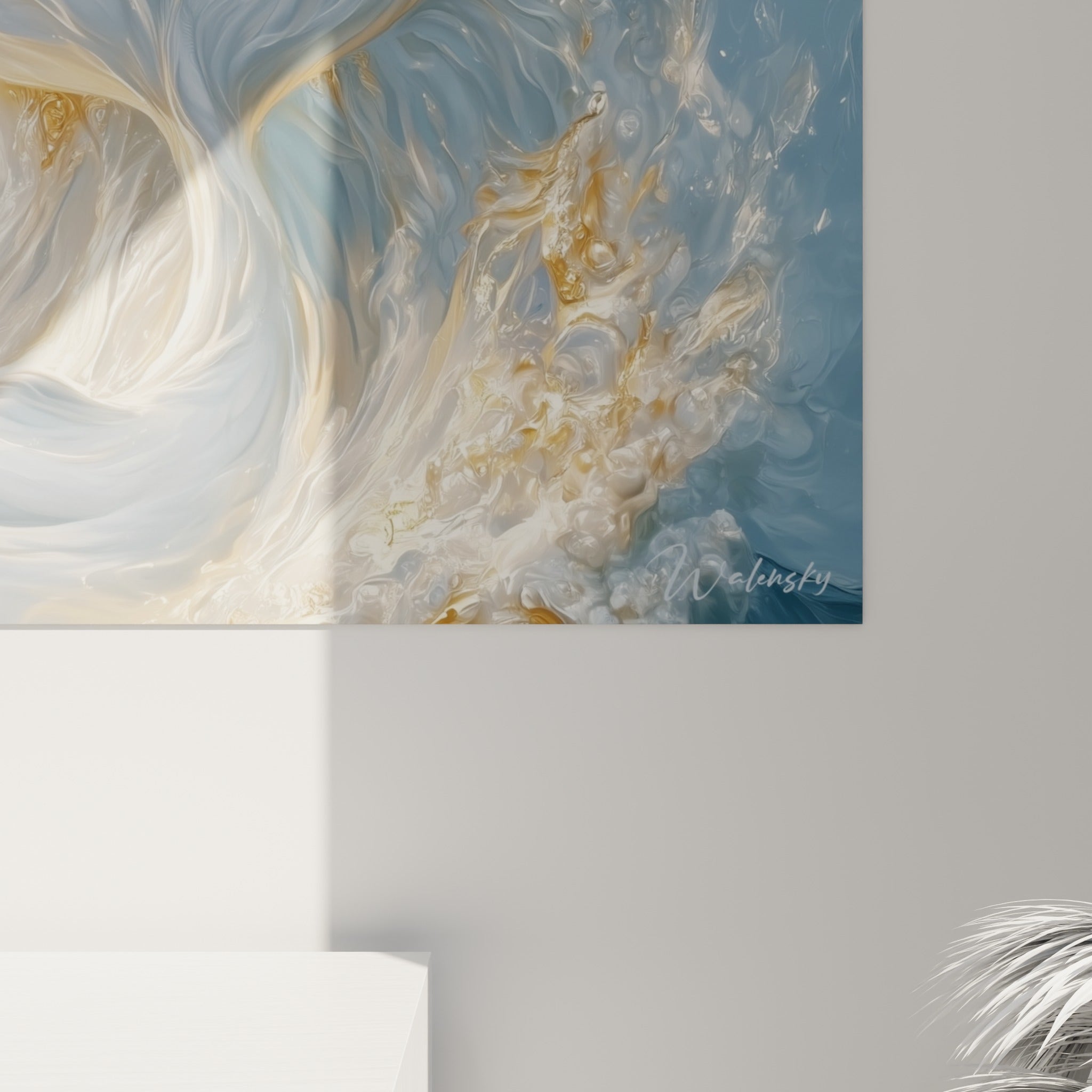 Empâtements fluides et coulures dorées visibles de près sur la peau blanche du beluga et la vague
