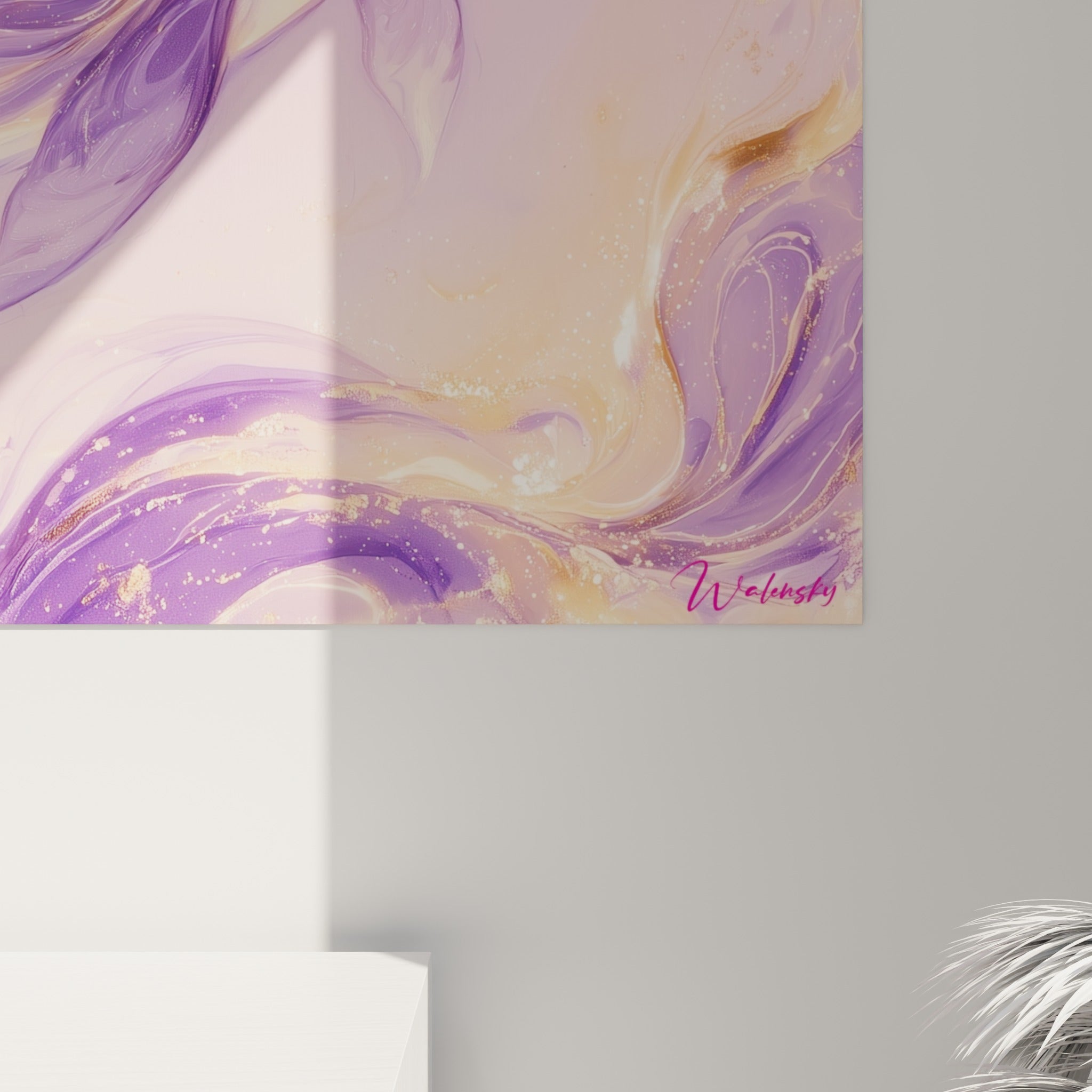 Empâtements dorés et coulures violettes se mêlant en volutes marbrées sur la toile encadrée