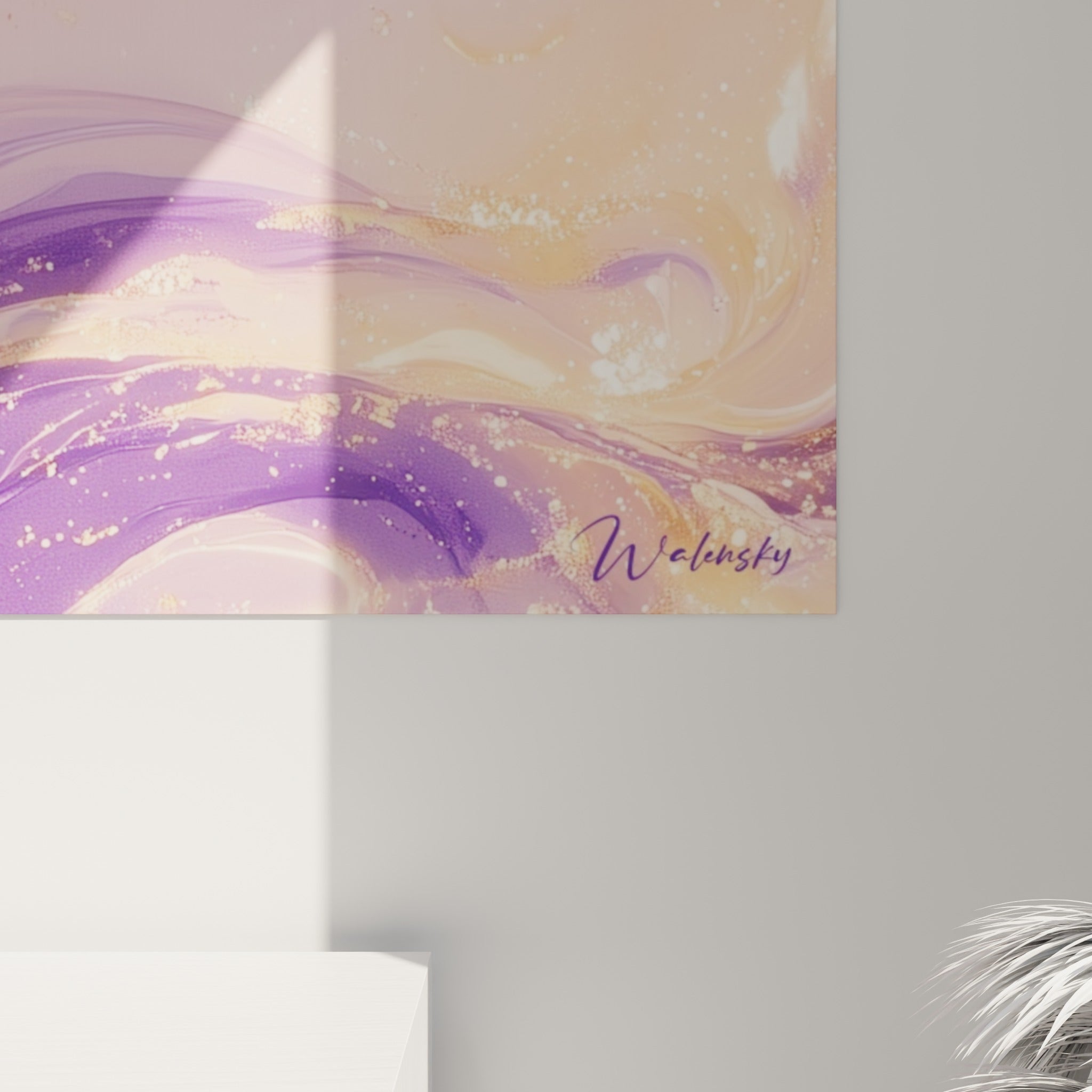 Reflets dorés et coulures violettes se mêlant en gros plan sur la matière marbrée du tableau