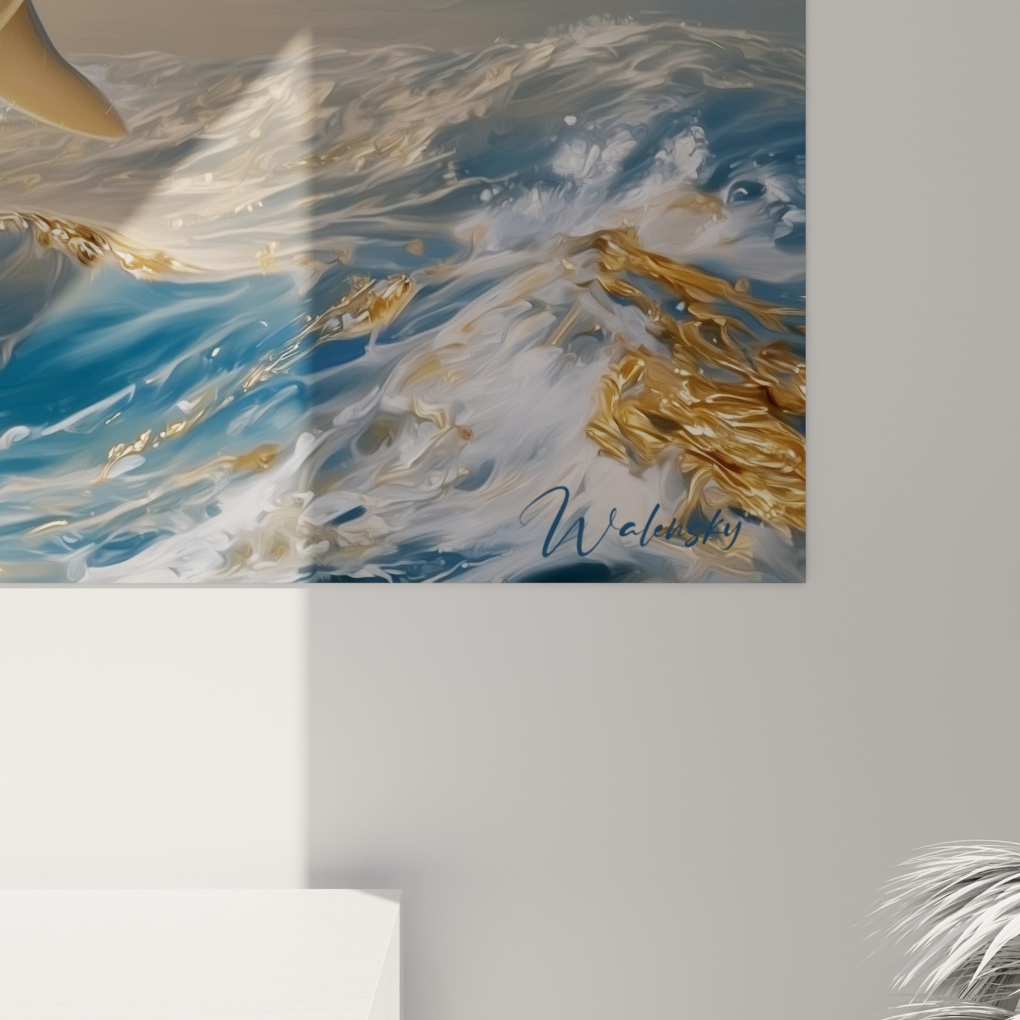 Empâtements dorés et coulures bleu marine se mêlant sur la toile, révélant le grain de l'eau en mouvement