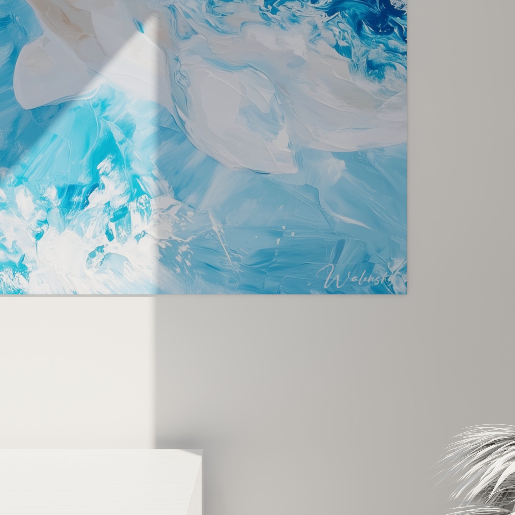 Empâtements blancs et coulures bleu profond révélant la matière épaisse de la peinture du beluga accroché