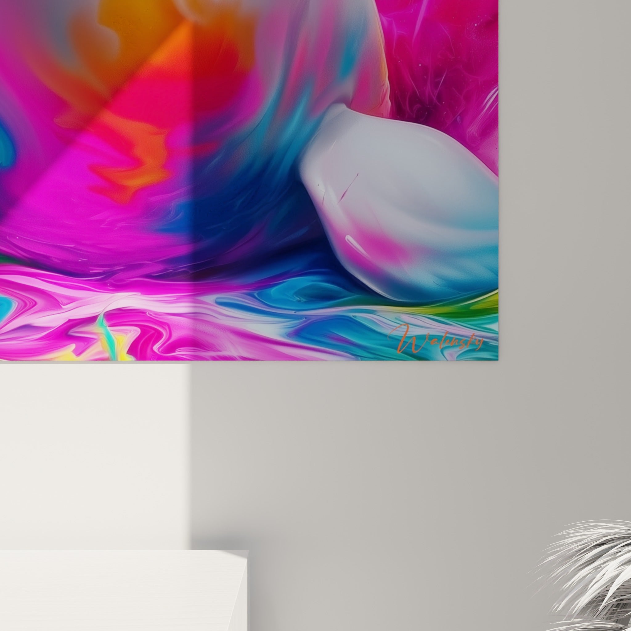 Empâtements colorés en rose, vert émeraude et jaune fondus sur la peau blanche lisse du beluga peint