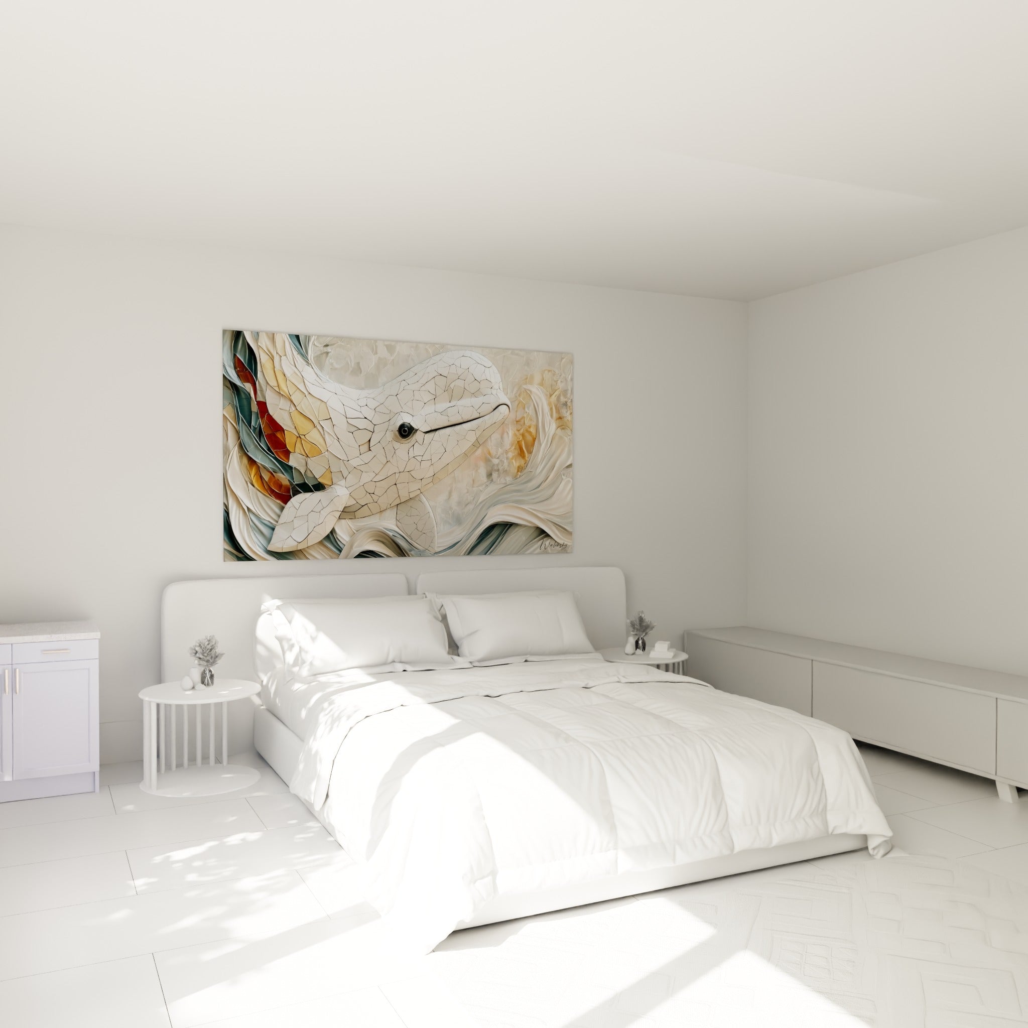 Créature marine ivoire et terracotta en fragments accrochée au-dessus d'un lit dans une chambre claire