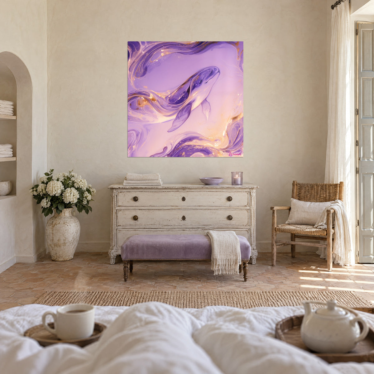Tableau mammifère marin pourpre aux coulures ambrées, sur mur crépi, au-dessus d'un lit dans une chambre claire