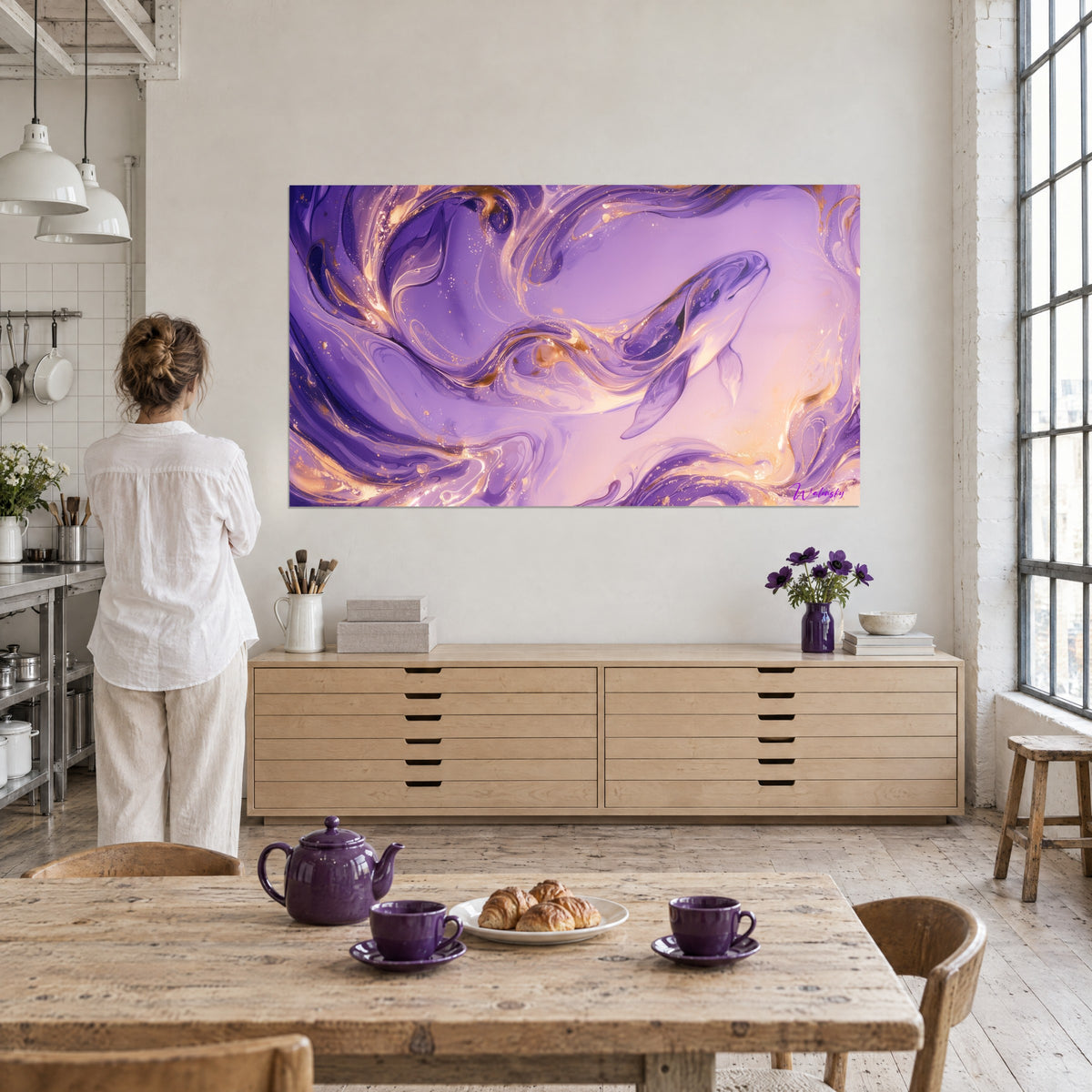 Tableau dauphin blanc flottant dans un tourbillon mauve et doré, femme de dos devant le mur d'un loft, table de petit-déjeuner