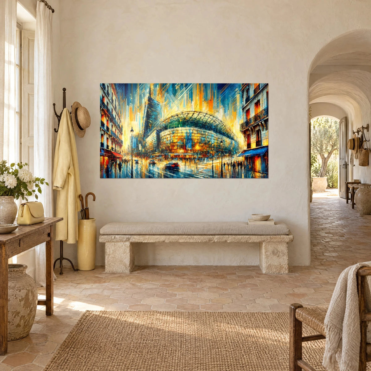 Tableau dôme de verre et d'acier peint en jaune soleil et turquoise, lampadaire noir, vu de trois quarts dans un couloir voûté