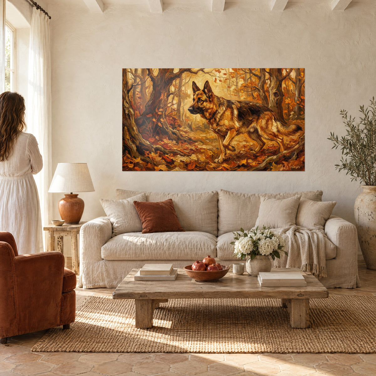 Schilderij van een wolfshond in oker en roestkleur die door een gouden ondergroei loopt, een vrouw van achteren boven een bank in een lichte woonkamer