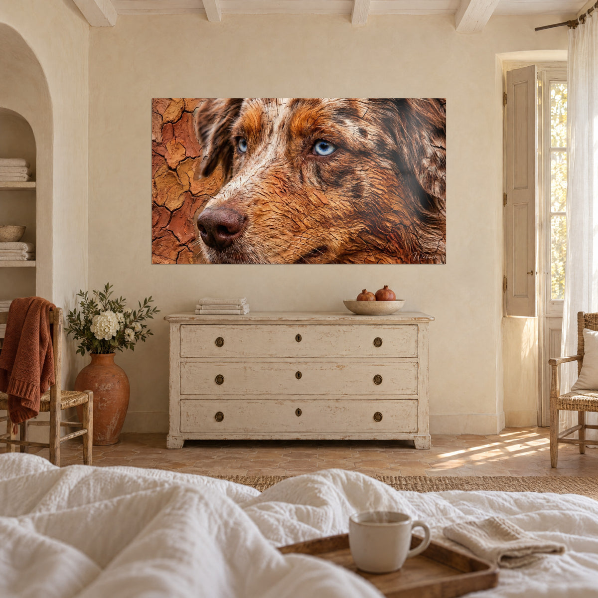 Tableau chiot aux iris azur, fourrure cuivrée tachetée de blanc sur croûte fissurée, au-dessus d'un lit dans une chambre claire