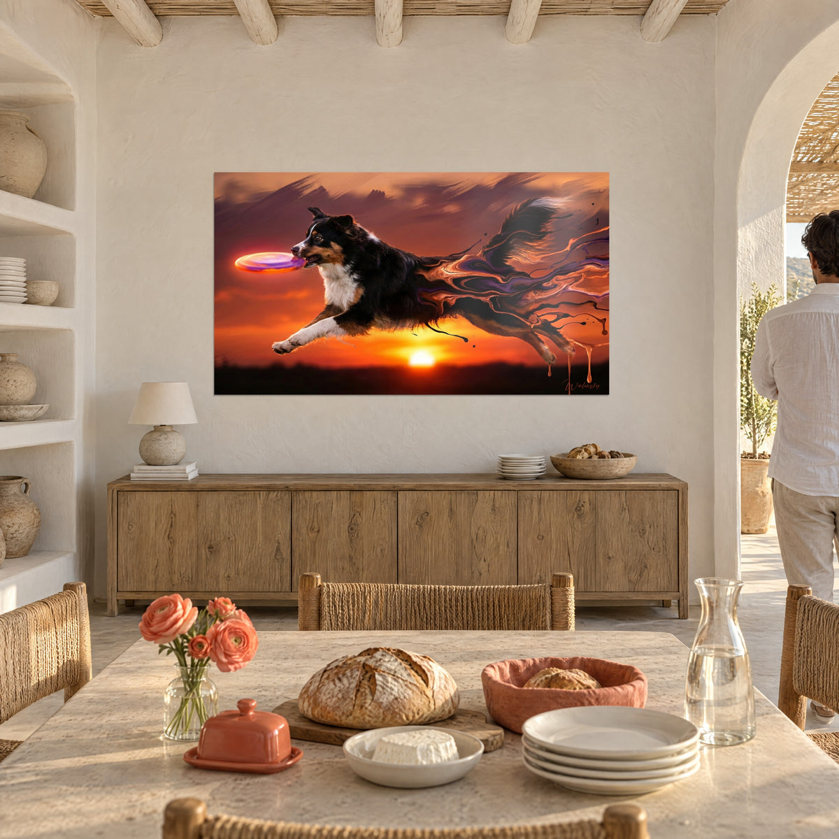 Cuadro de un perro tricolor volando hacia el sol, pelaje blanco y negro que se difumina en remolinos malva, pared blanca de un comedor mediterráneo