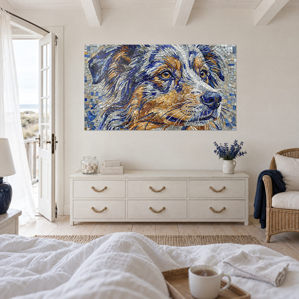 Quadro testa di pastore in piccole tessere indaco e ramate, sguardo ambrato rivolto a destra, sopra un letto in una camera chiara