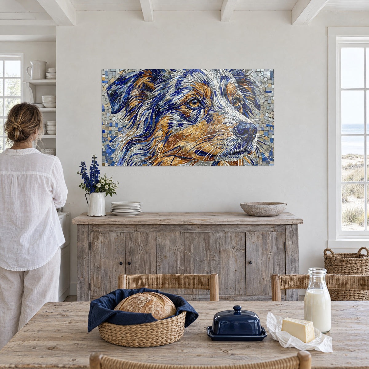 Quadro mosaico di collie con orecchie blu navy e riflessi argentati, muso ramato, su una parete bianca in perlinato di fronte al mare e alle dune