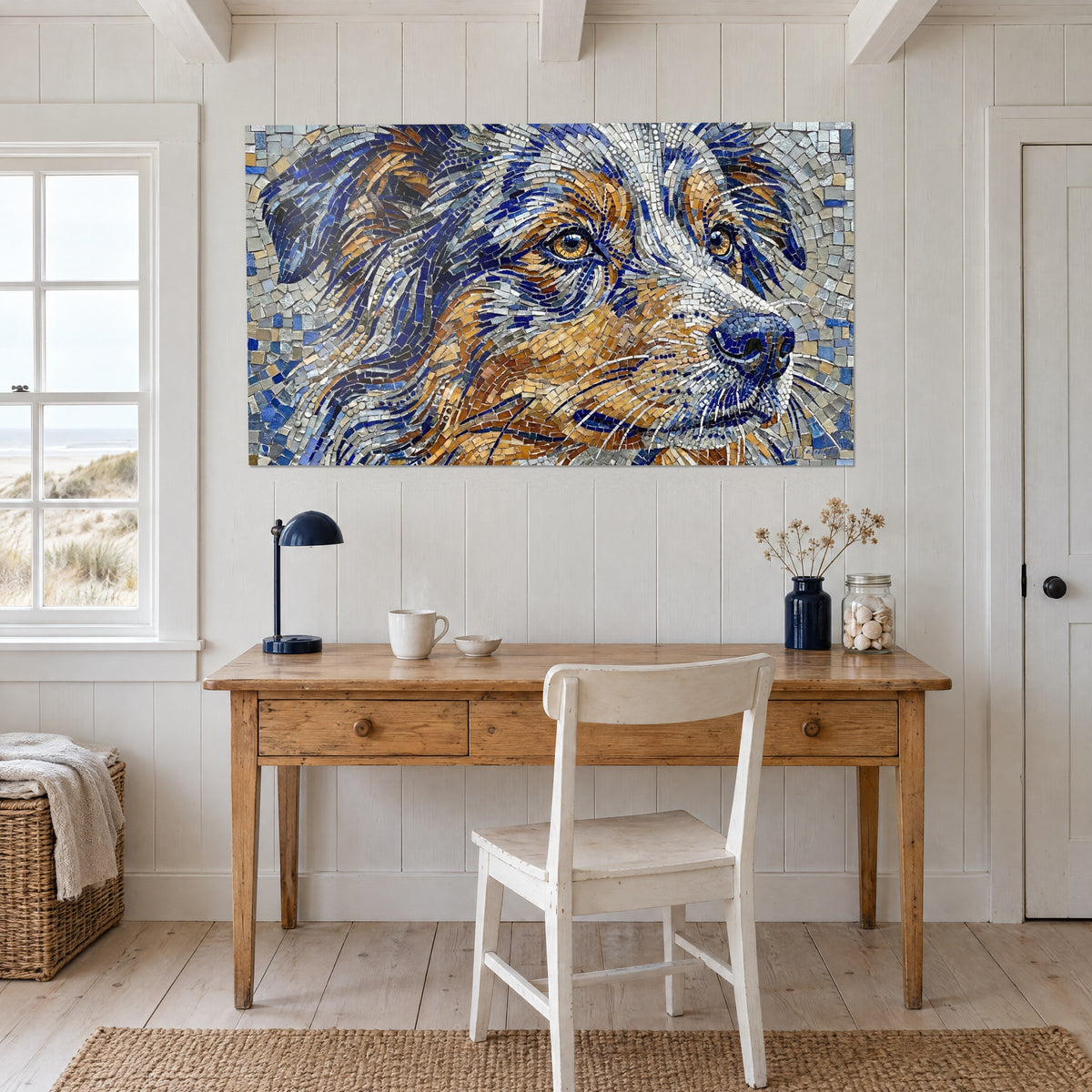 Quadro ritratto canino in mosaico di vetro cobalto e oro, tartufo azzurrato, appeso sopra una scrivania in legno chiaro vicino a una finestra