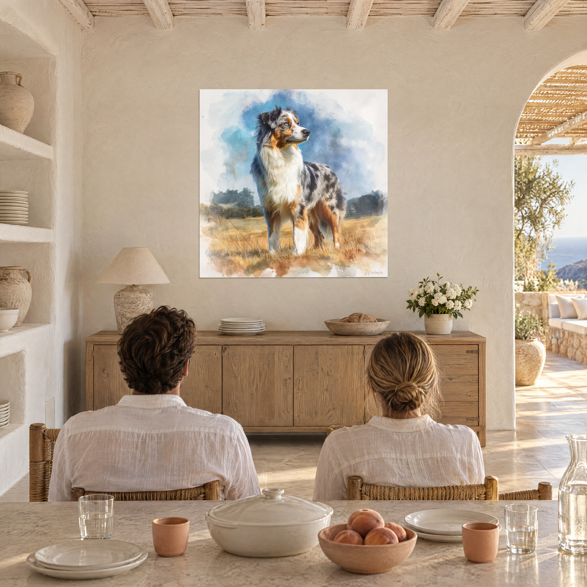 Schilderij van een Australische herder met het hoofd in profiel, witte borst en okerkleurige prairie, tegenover twee gasten van achteren, gewelfde zaal