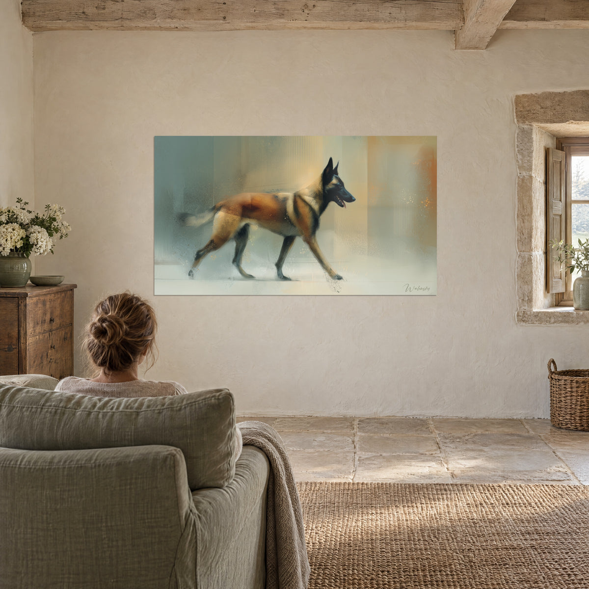 Schilderij silhouet van een bruin-zandkleurige wolfshond, zeegroene en okerachtige achtergrond, bewonderd vanuit een saliegroene fauteuil