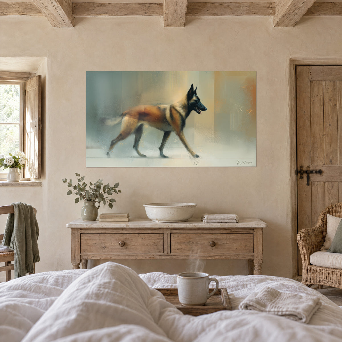 Schilderij Belgische herder in draf in goudstof, oker en blauwgrijs, boven een bed in een lichte slaapkamer
