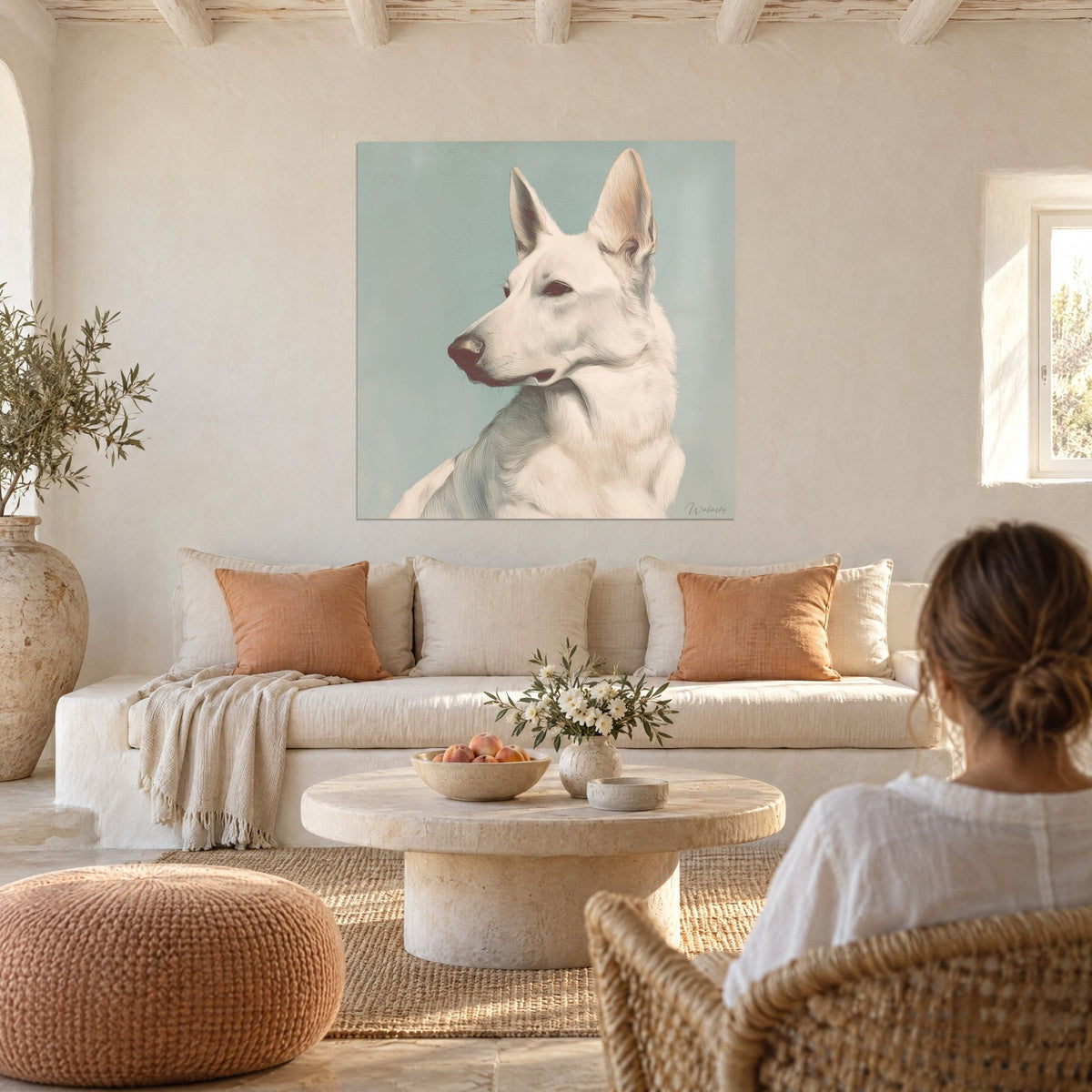 Cuadro de un perro blanco de perfil orgulloso, fondo verde menta, observado por una mujer encima de un sofá en un salón luminoso